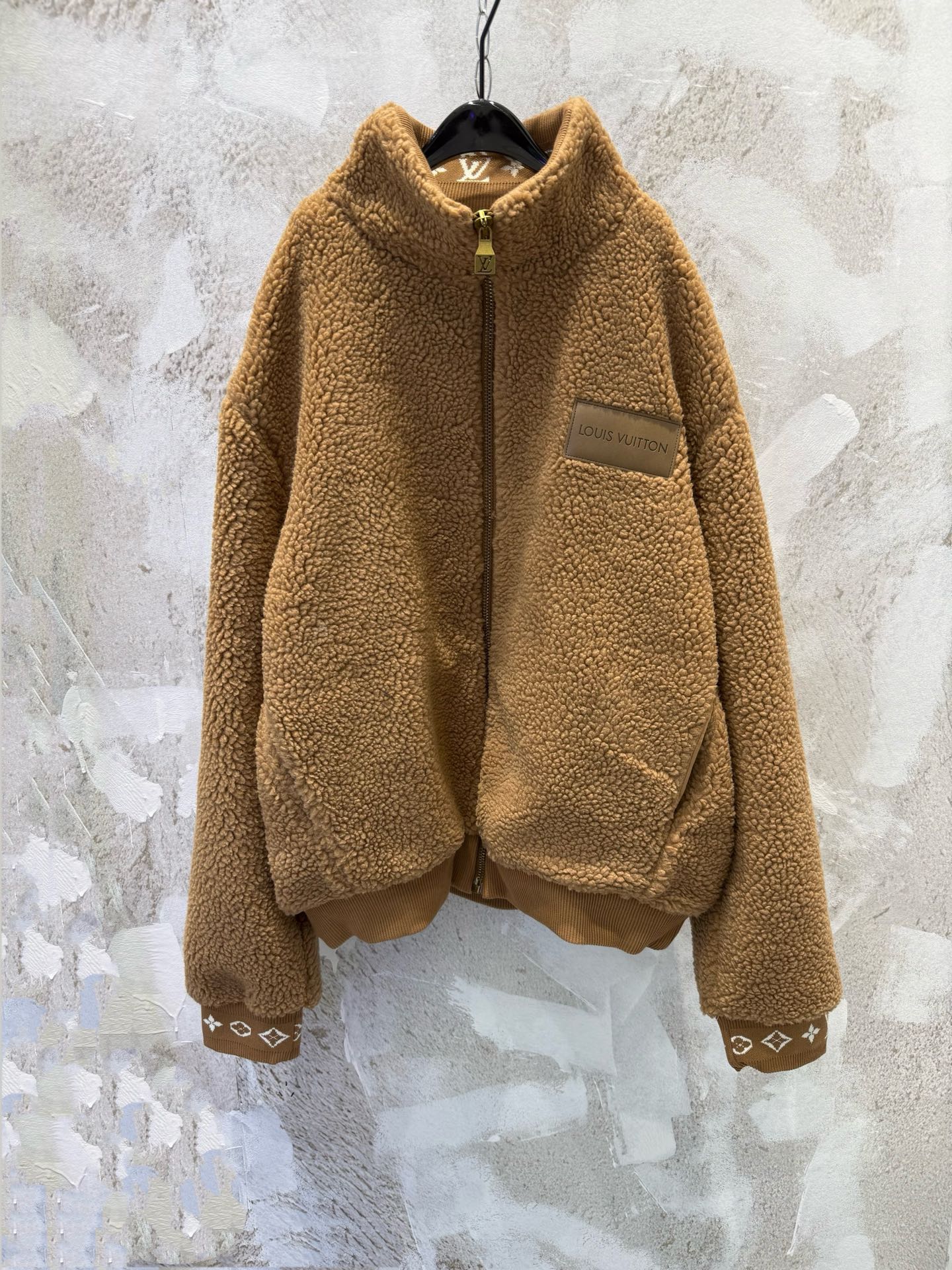 P180 1V Chaqueta tipo túnica con cuello alto y forro polar de oveja con osito de peluche de cuero La tela est…