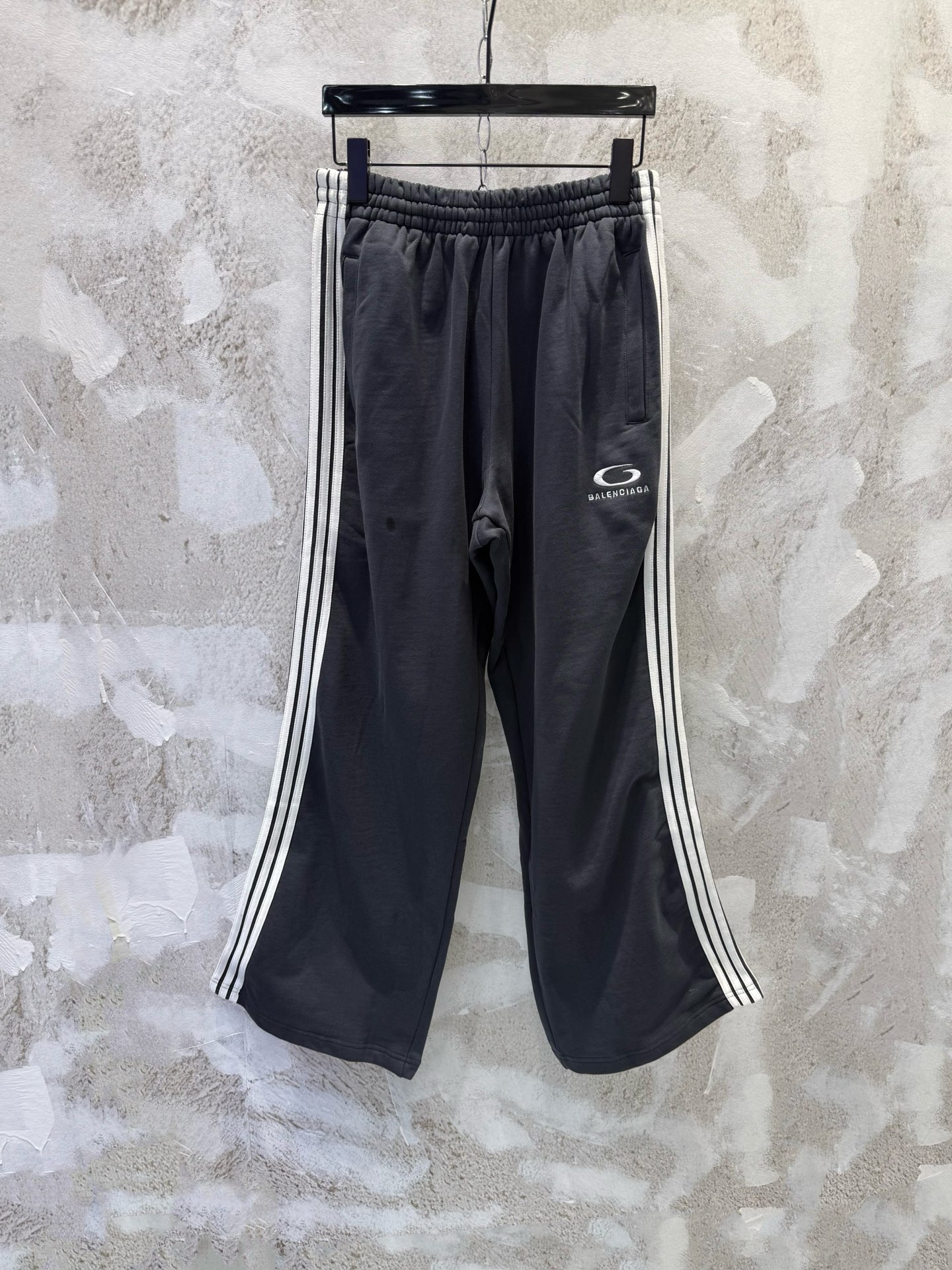 P160 Nuevo BLCG de Balenciaga TRACKSUIT pantalón ancho casual de 5 rayas en gris pistola, tejido técnico elástico, cint…