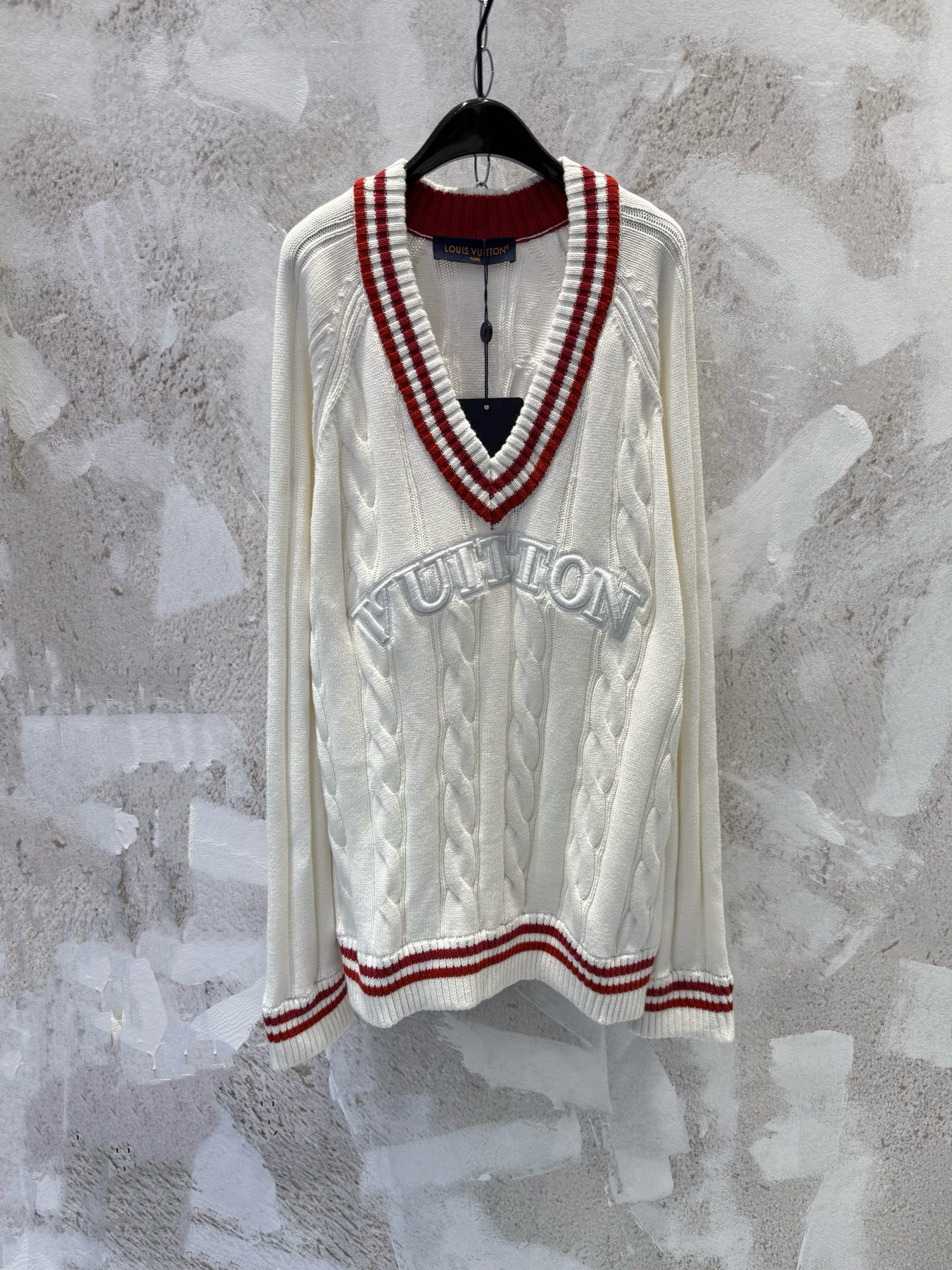 P150 1V Jersey de punto estilo retro college con cuello en V bordado a rayas rojas. ¡El suéter de punto blanco de LV, c…