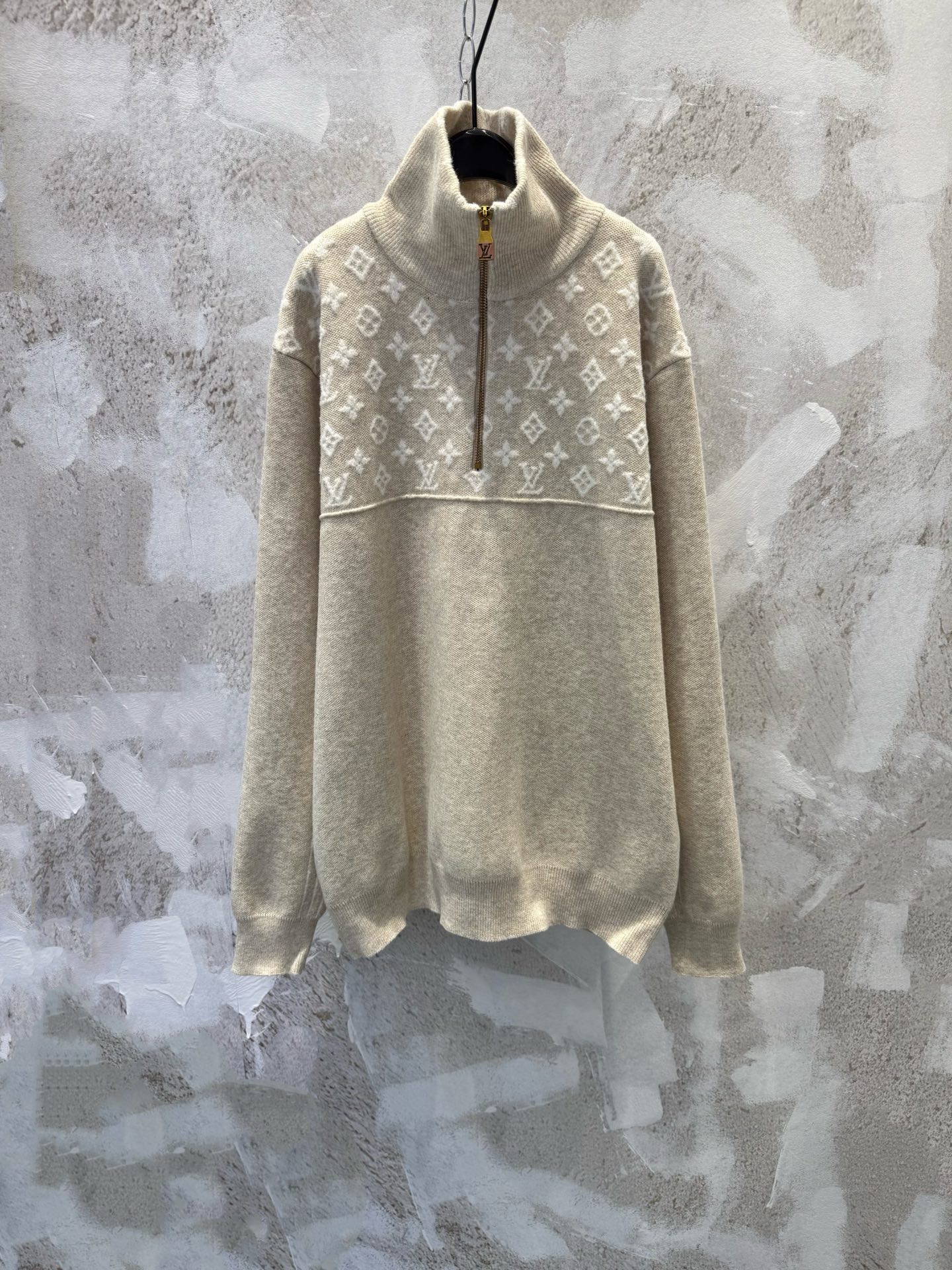 P175 1v 25fw Suéter de medio jersey de jacquard con monograma La lana se tiñe 1: 1 según la versión original y está tej…