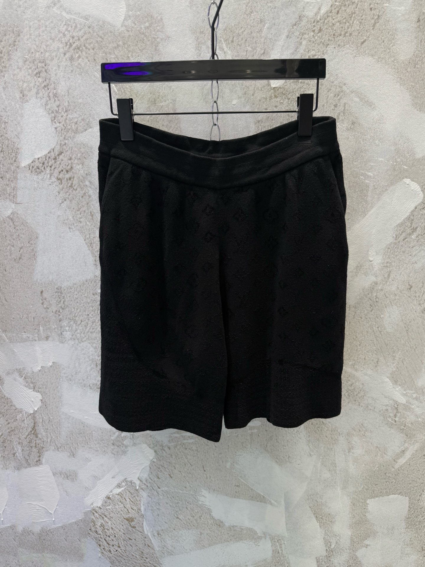 P115 高品质 1V 提花针织短裤 | Monogram提花 丝绒条纹 男女同款 融合经典Monogram提花与横向丝绒质感条纹 春夏秀场柔软风格 舒适罗纹腰部设计，宽松版型，男女同款，打造休闲探险造型 可与同系列圆领衫搭配，构筑完整的…