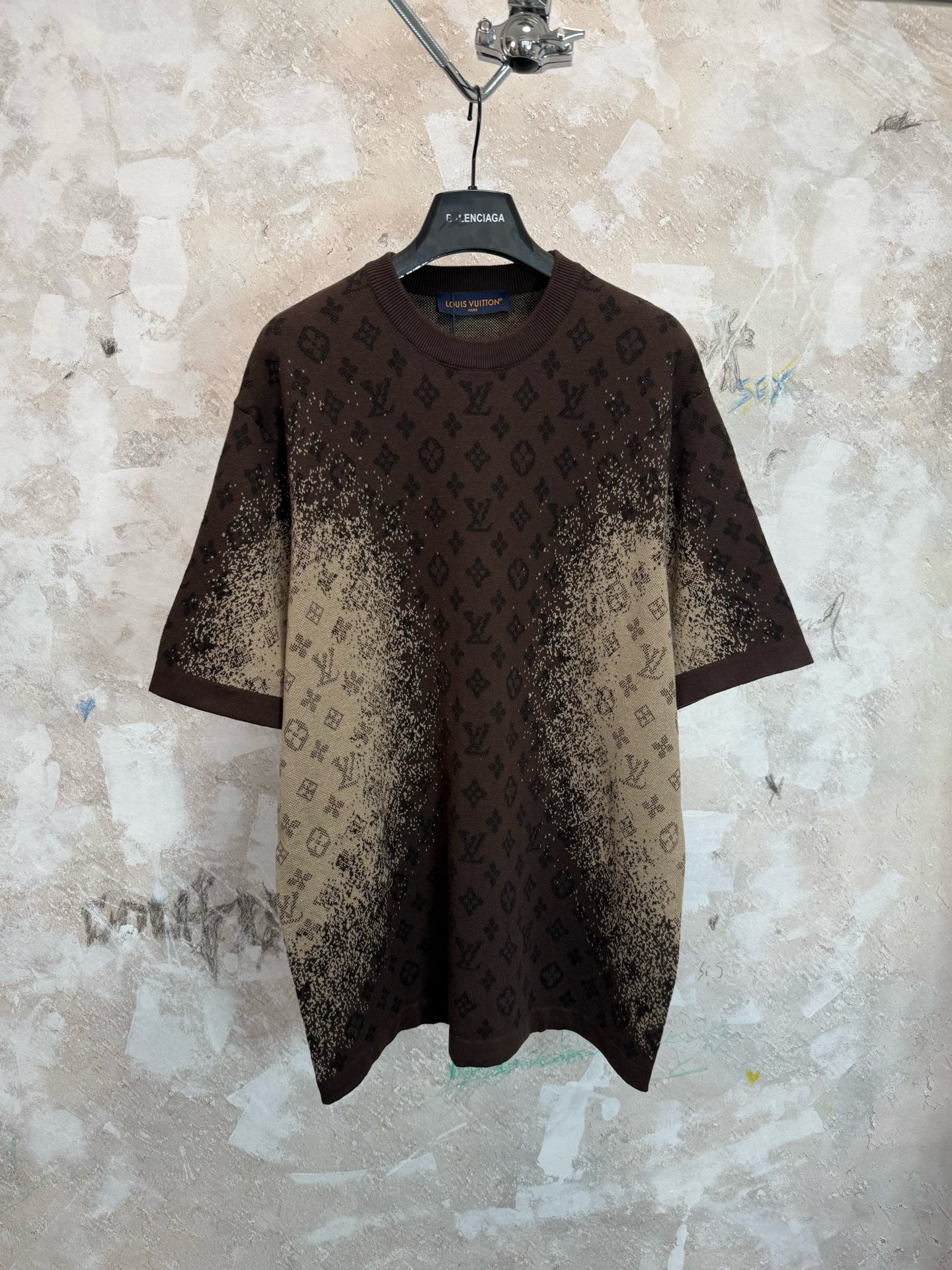 P110 1V正确版新颜色26ss新款Monogram渐变提花针织短袖【实拍细节】 订染40s高捻100%精梳棉纱线，按照YB订染颜色、接近程度高达98%选用德国进口斯托尔14针毛织机做渐变提花工艺，单件耗时195分钟/1件，后选用18针…