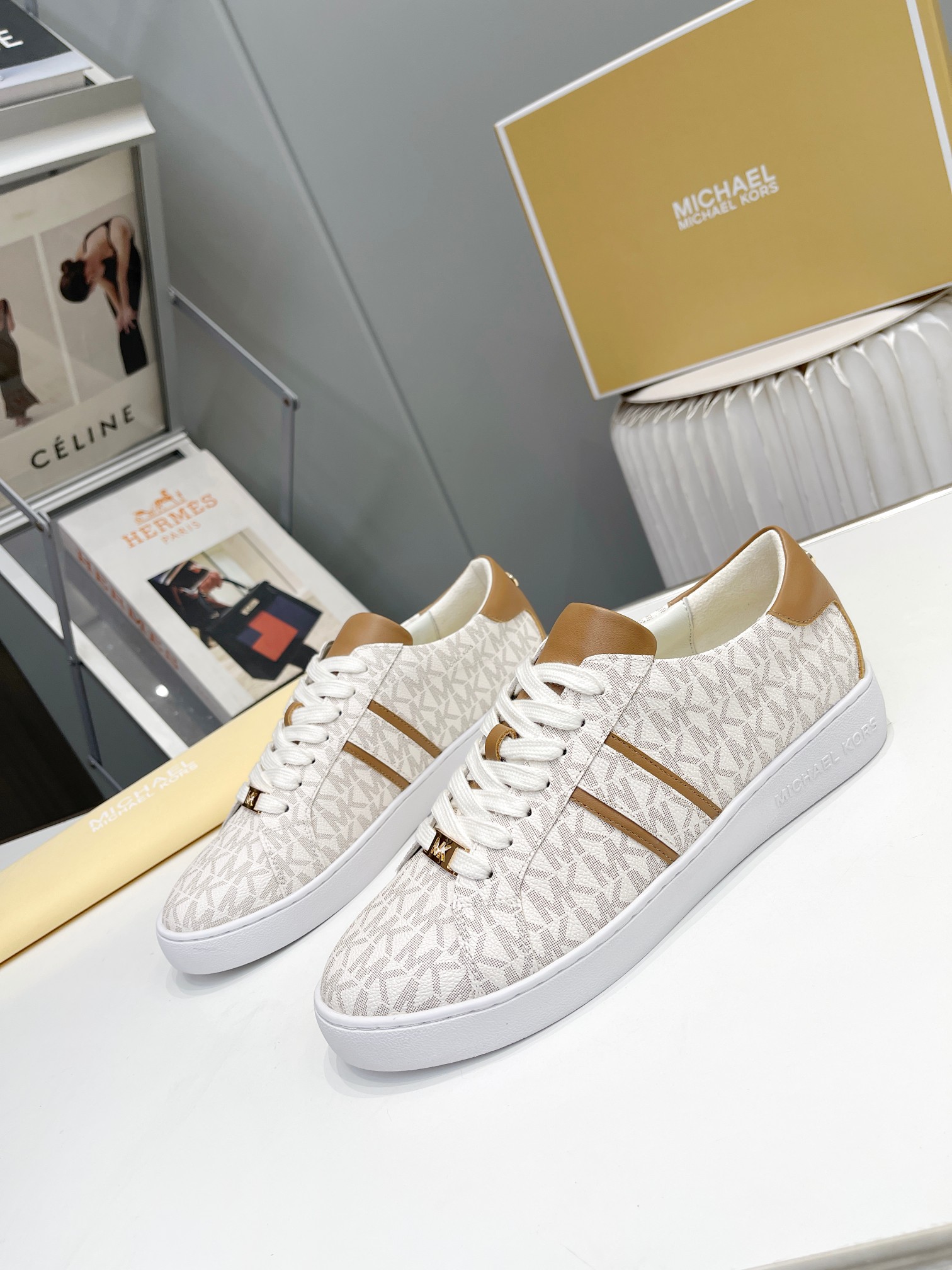 NO:261377,The style of the foot is born, and the performance of MK women's shoes is modern. When the classic MK letter fabric encounters silk cowhide, a wonderful collision of texture and style begins. This MICHAEL KORS women's shoes perfectly combines fashion and comfort. The perfect and comfortable last shape fits every inch of the arch, like a gentle hug, making walking a pleasure. The breathable sheepskin inner body keeps the feet dry at all times, and the delicate touch is precious. The brand rubber sole combines excellent grip and wear resistance, and takes every step steadily. The carefully designed straps wrap agile lines between the ankles, paired with shining hardware decoration, and the details show high-end taste. Wear it, whether it is a street walk in the bustling city or the elegant entry and exit in high-end occasions, it can emit confidence and become the focus of everyone's attention. Number 35-42  (customized on 41/42), casual shoes/sports shoes, sneakers, cowhide, sheepskin19860909足下生风,MK女鞋演绎都会摩登  当经典MK字母面料邂逅丝绸牛皮,一场质感与风格的奇妙碰撞就此展开.这款MICHAEL KORS女鞋,将时尚与舒适完美融合.  完美舒适楦型,贴合每一寸足弓,如温柔拥抱,让行走成为享受.透气羊皮内里,时刻保持足部干爽,细腻触感尽显矜贵.品牌橡胶底,兼具出色抓地力与耐磨性,稳稳踏出每一步.  精心设计的绑带,于脚踝间缠绕出灵动线条,搭配闪耀五金装饰,细节之处彰显高级品味.穿上它,无论是繁华都市的街头漫步,还是高端场合的优雅出入,都能散发自信光芒,成为众人瞩目的焦点.  码数35－42 (41/42定做),休闲鞋/运动鞋,sneakers,cowhide,sheepskin,Women's Shoes