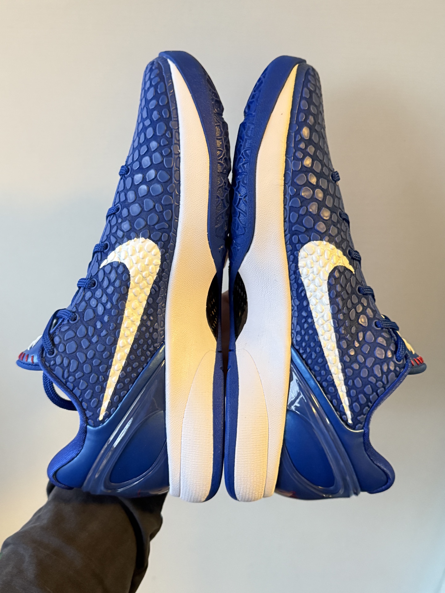 💰450 裸鞋圈 Nike Zoom Kobe 6 Protro “Dodgers” PE 蓝白
越南VY代工厂原厂鞋面合成市场最强批次

VY原厂鞋面 定制全原材合成STOCKX标准订单
连鞋盒也是市场唯一一批东莞定制原盒
整双鞋子鞋盒配件一眼区分市场货

CW2190-400
