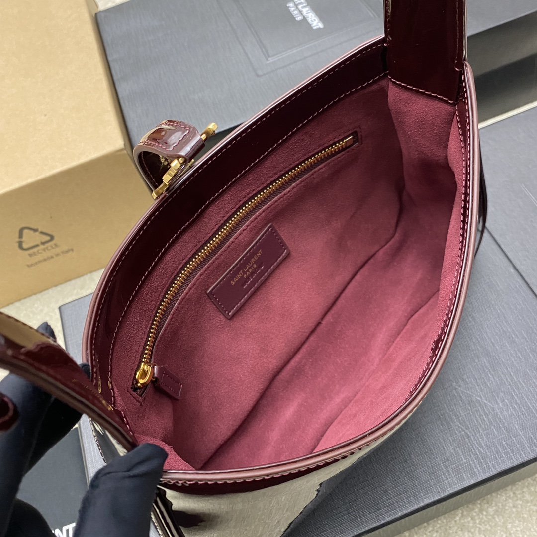 p680。    漆皮酒红/金
🌈2024春夏新款漆皮腋下包！Le5A7 Bag流浪包 强推👍今年的宝藏包包之一！极简外形+金属logo 扣开合设计，可调节肩带，简洁唯美且高级感！包身轻盈，易搭配，太太太爆美啦！包包容量充足，日常出街炒鸡方便。喜欢腋下包的小仙女一定要背它！气质颜值为一体~太赞了！
款号：657228【原厂皮】
尺寸：24.5 X14X6cm