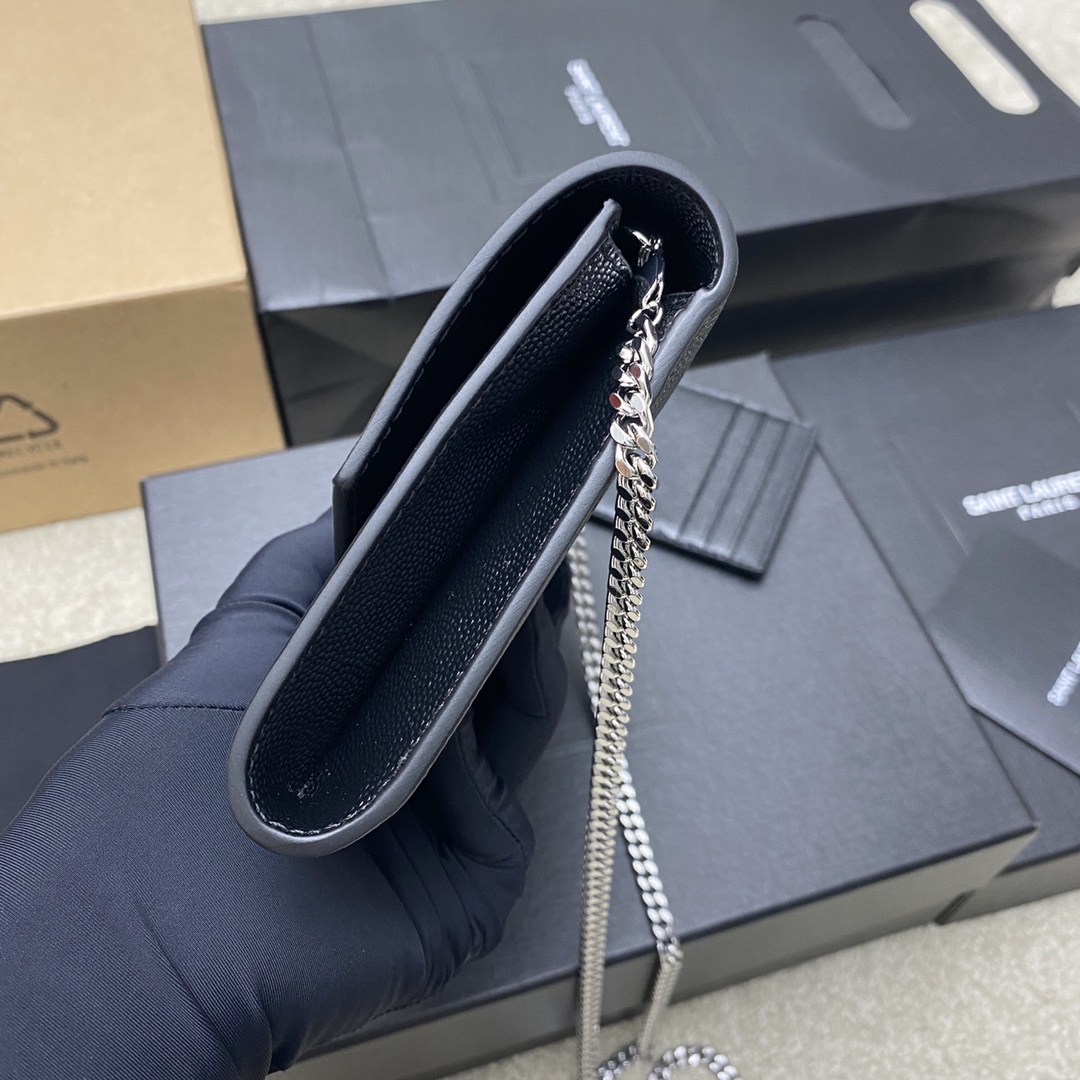 【原厂皮】批450🌈精品专供🔥球纹黑/银扣
新款UPTOWN_迷你信封包_经典的标志性金属Logo,可拆卸链条肩背带,拆卸后可直接当手包!此款还配有一个小卡包😍可以放4/5张卡片以及零钱!真正做到一包多用 百搭又实用!意大利进口牛皮,肩带48cm!虽然小确能装3部Plus手机,实用率开发至百分百👍
型号:607788【原厂皮】
尺寸:19x12x4cm