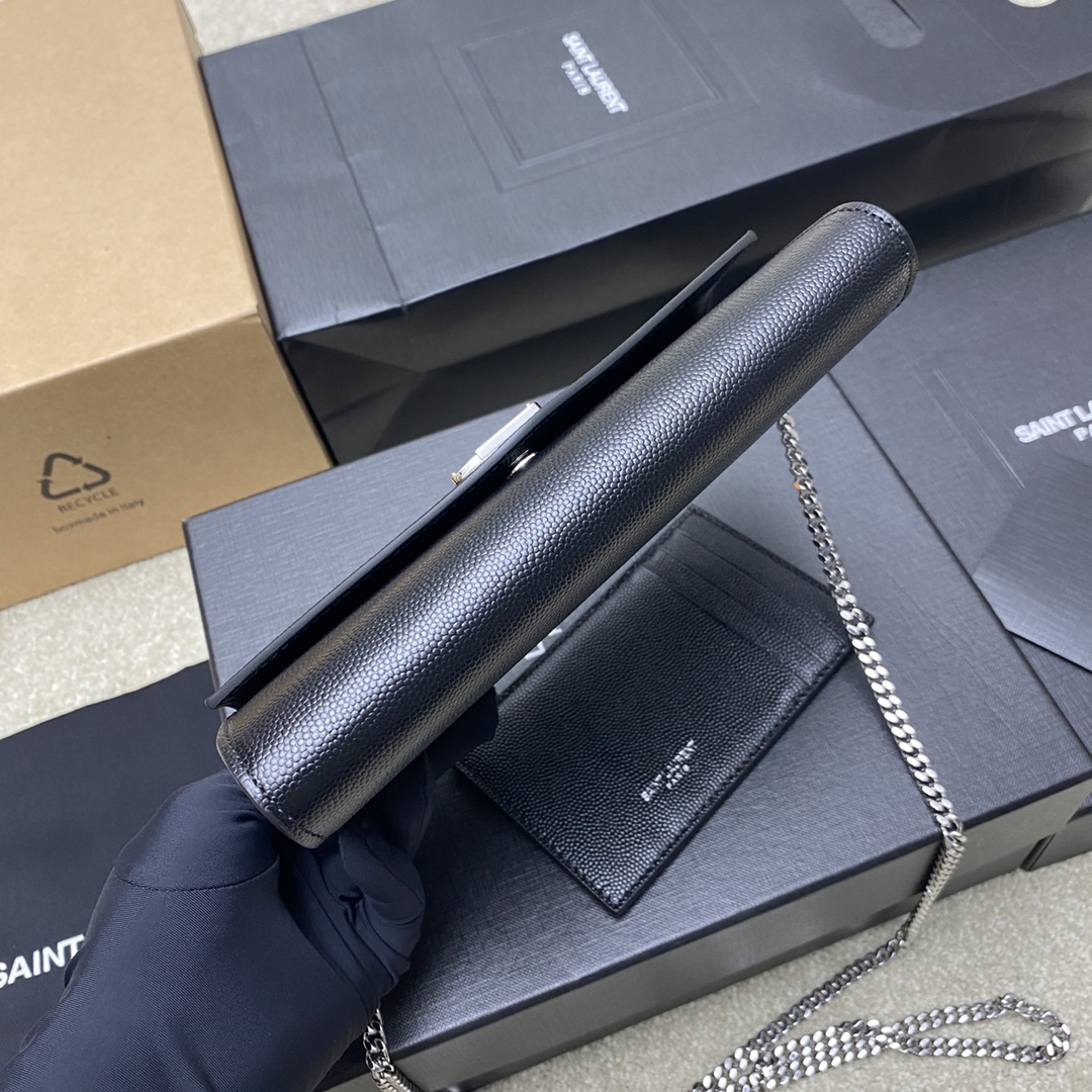 【原厂皮】批450🌈精品专供🔥球纹黑/银扣
新款UPTOWN_迷你信封包_经典的标志性金属Logo,可拆卸链条肩背带,拆卸后可直接当手包!此款还配有一个小卡包😍可以放4/5张卡片以及零钱!真正做到一包多用 百搭又实用!意大利进口牛皮,肩带48cm!虽然小确能装3部Plus手机,实用率开发至百分百👍
型号:607788【原厂皮】
尺寸:19x12x4cm