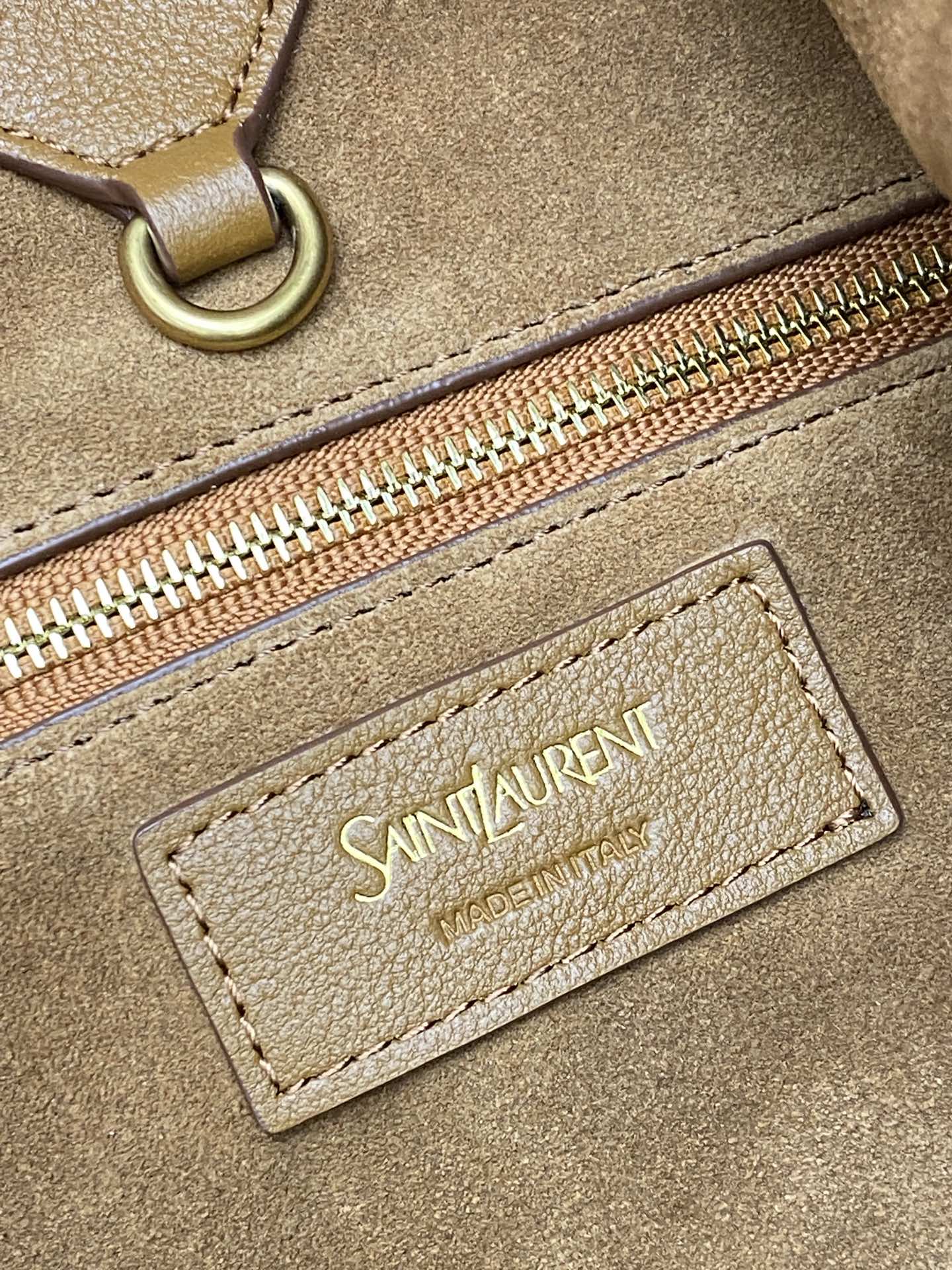 p1350。  棕平纹/古金
🌈Y家新款精细粒面皮革托特包！同色系绒面革全衬里设计~饰以自品牌历史典藏汲取灵感的精美Y字母标志_购物包轻盈容量大！设有一个内部拉链袋和钩扣开合，绒面皮衬里 古铜色金属饰件钩扣开合内部一个拉链袋、极简线条构成的Y 简约而不简单！包包型随意又率性！牛皮材质做得非常轻软又好打理👍
型号：817602【原厂皮】
尺寸: 底长𝟑𝟗×高𝟑𝟒×袋口长𝟔𝟎-宽𝟐𝟐𝙘𝙢
(注：此款尺寸没配包装)