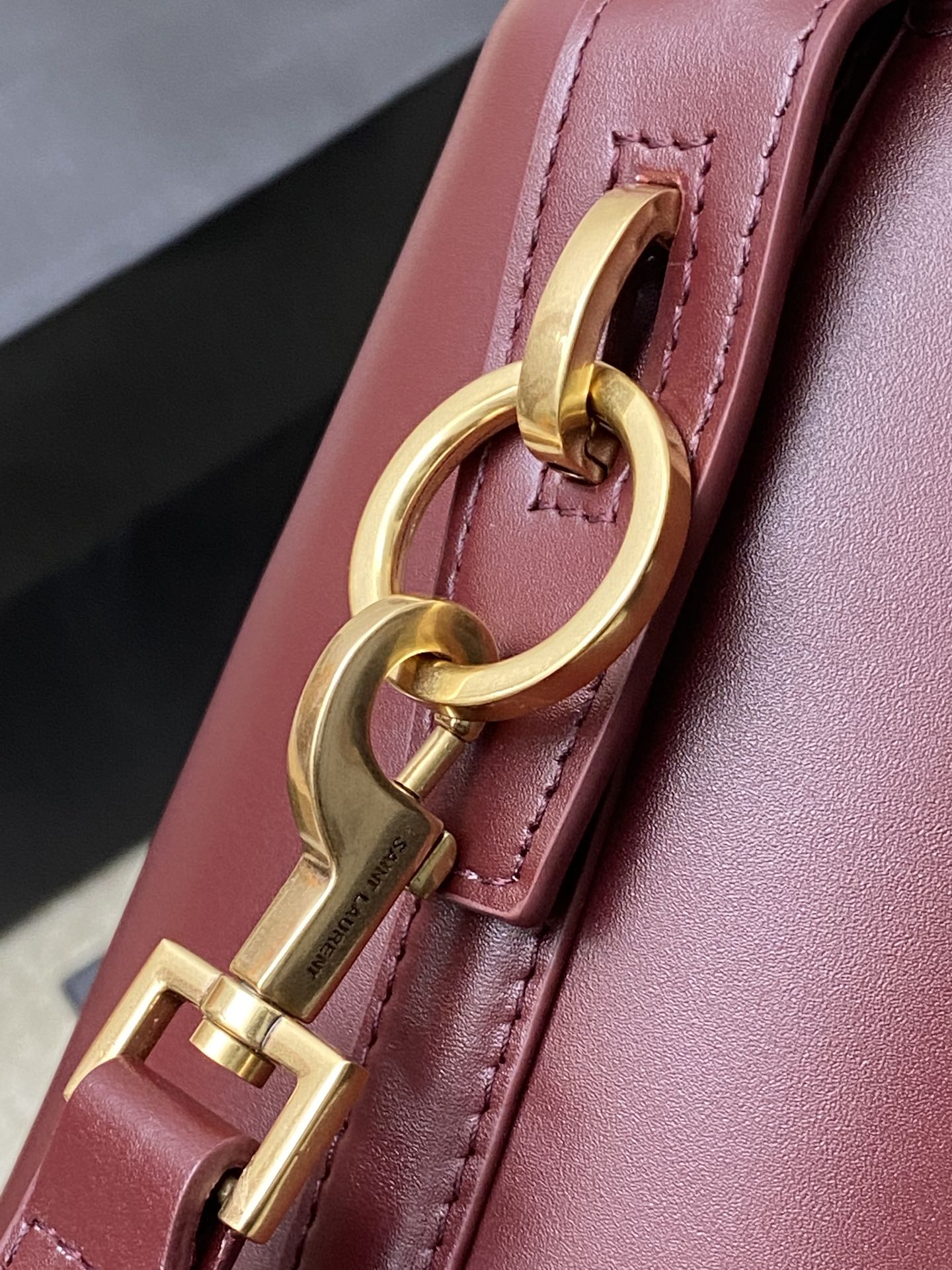 Givenchy 小号枣红平纹/金 、精品专供 5À7系列之小号水桶包 超 水桶包带手提_全新新款包型