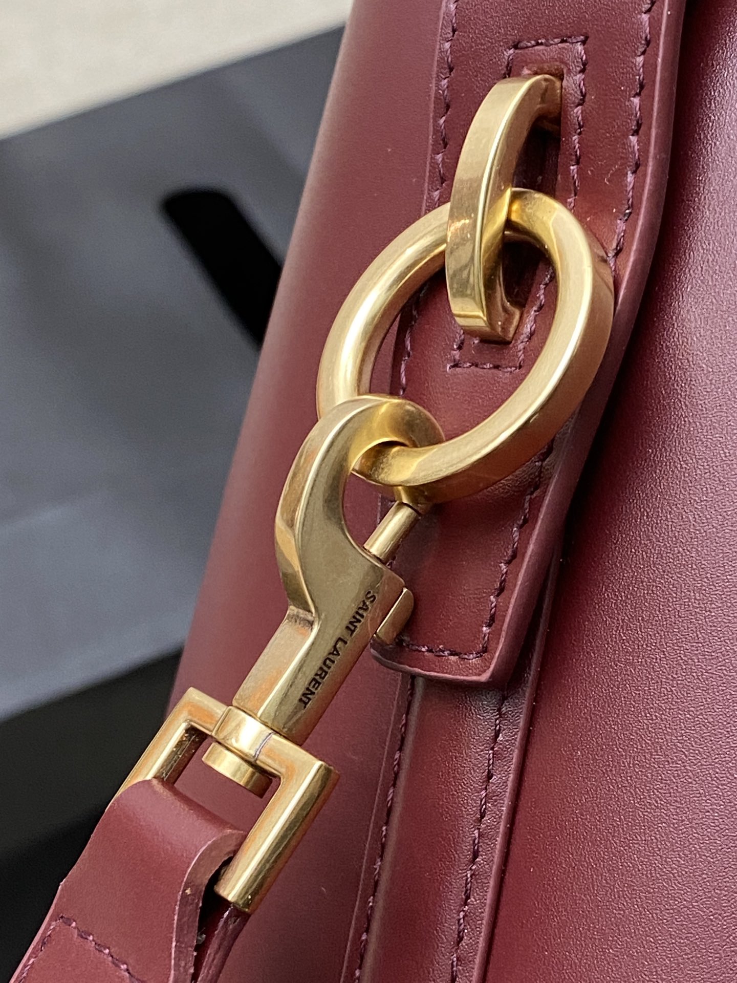 Givenchy 大号枣红平纹/金 、精品专供 5À7系列之新款大号超 水桶包 带手提_全新包型