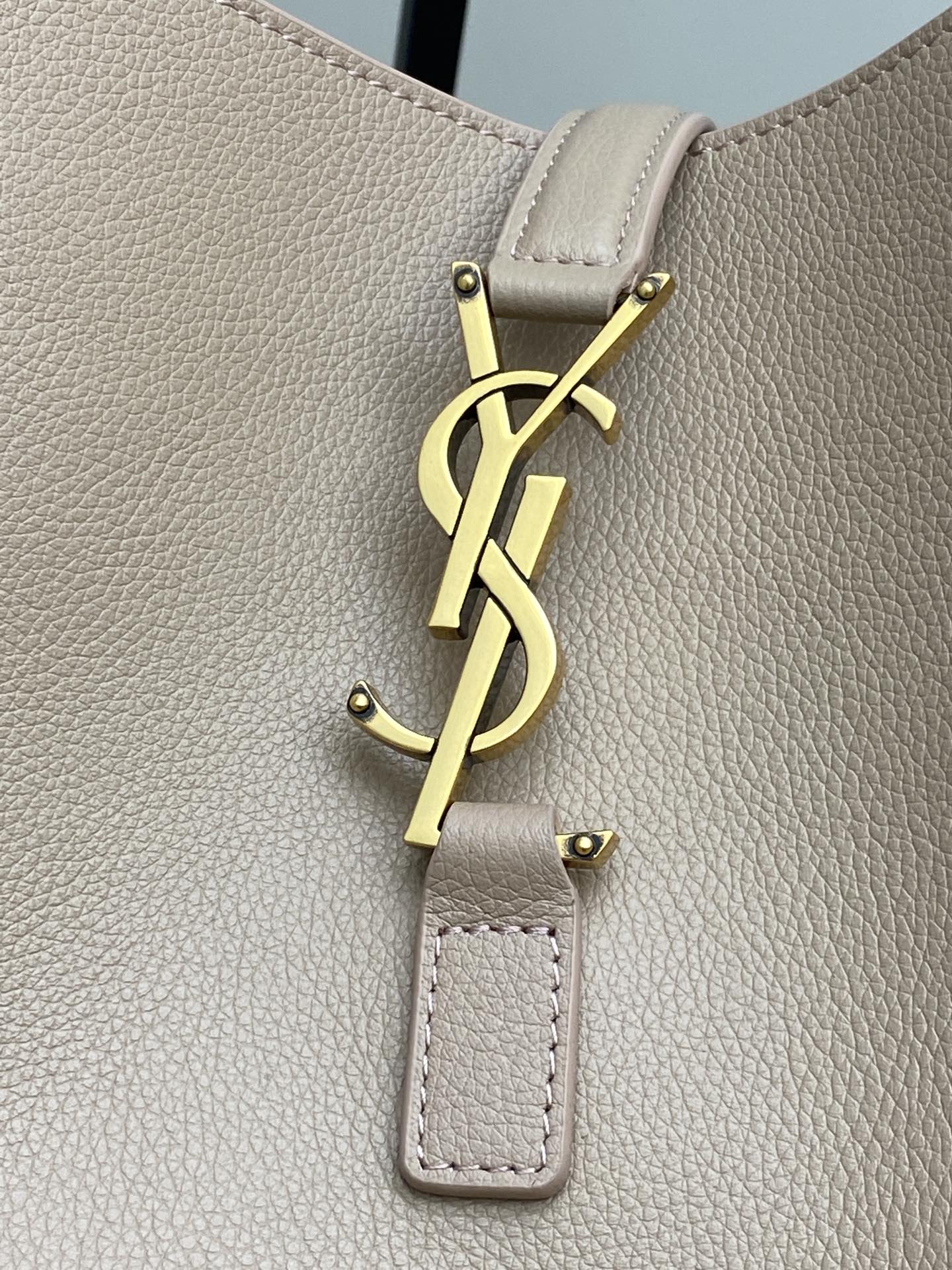Loewe 玫瑰沙平纹/金 韩国 Hobo 今年火到爆炸的腋下包Y家虽迟但到 包包身轮廓简洁、立体