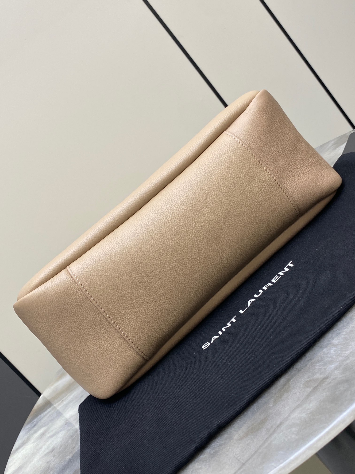 Loewe 玫瑰沙平纹/金 韩国 Hobo 今年火到爆炸的腋下包Y家虽迟但到 包包身轮廓简洁、立体
