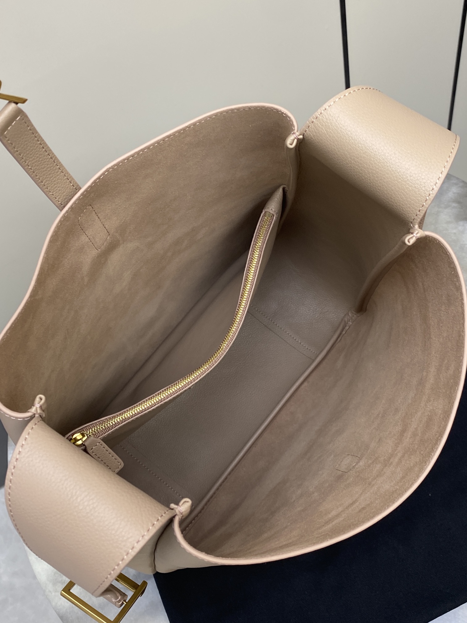 Loewe 玫瑰沙平纹/金 韩国 Hobo 今年火到爆炸的腋下包Y家虽迟但到 包包身轮廓简洁、立体