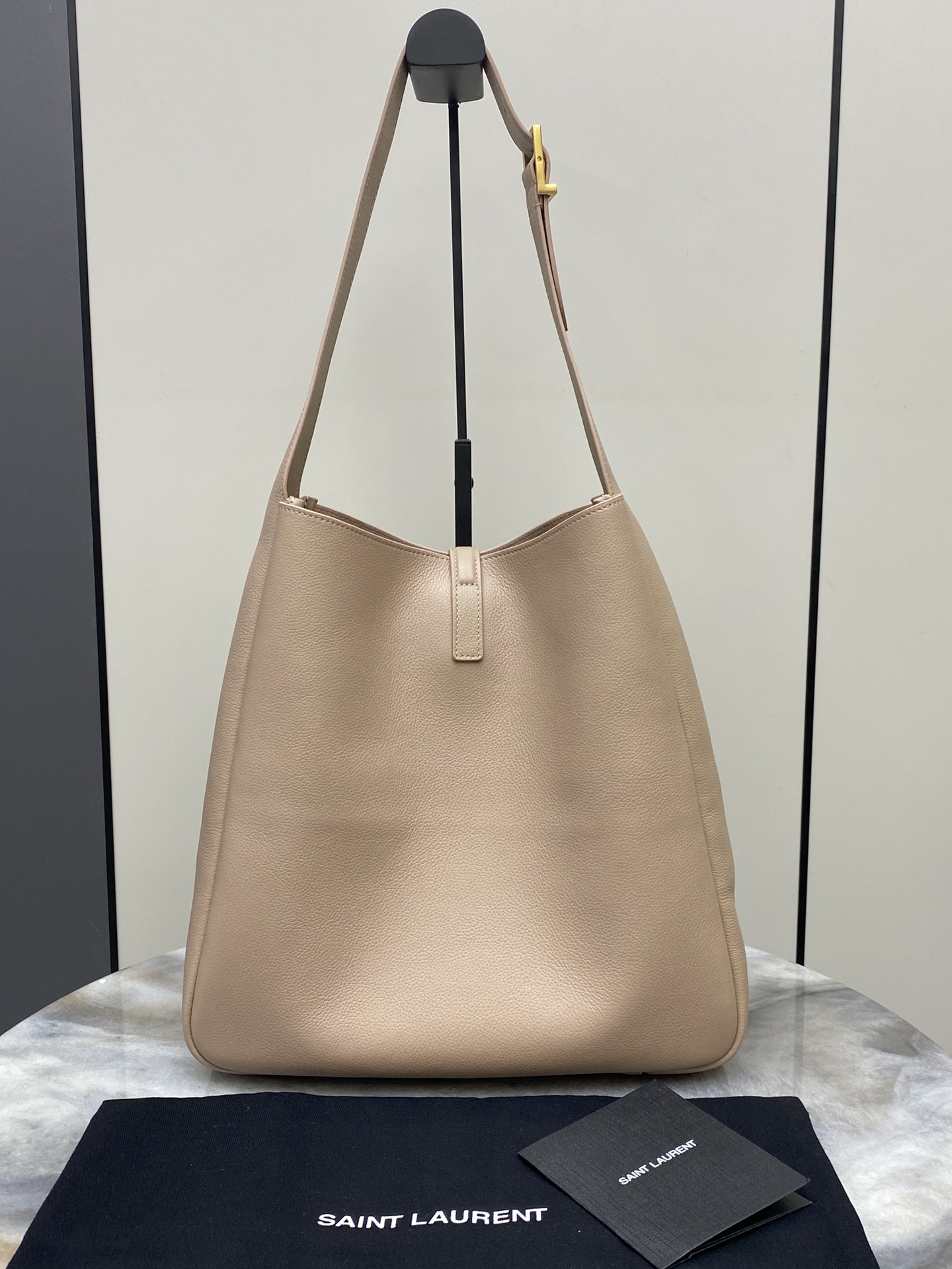 Loewe 玫瑰沙平纹/金 韩国 Hobo 今年火到爆炸的腋下包Y家虽迟但到 包包身轮廓简洁、立体
