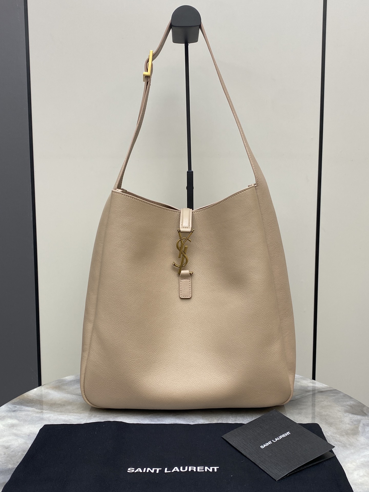 Loewe 玫瑰沙平纹/金 韩国 Hobo 今年火到爆炸的腋下包Y家虽迟但到 包包身轮廓简洁、立体