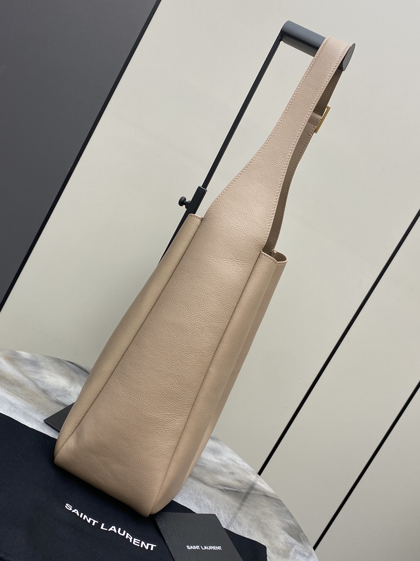 Loewe 玫瑰沙平纹/金 韩国 Hobo 今年火到爆炸的腋下包Y家虽迟但到 包包身轮廓简洁、立体