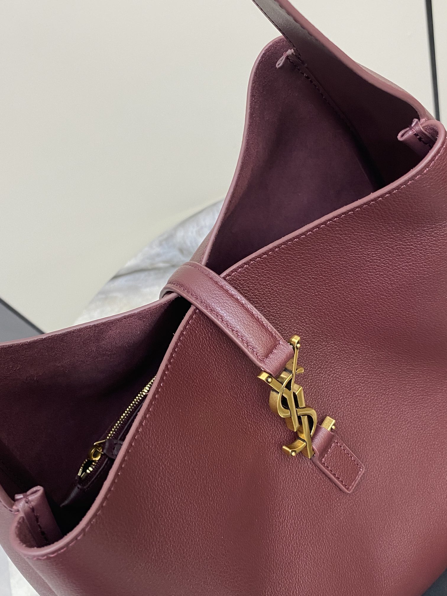 Loewe 枣红平纹/金 韩国 Hobo 今年火到爆炸的腋下包Y家虽迟但到 包包身轮廓简洁、立体
