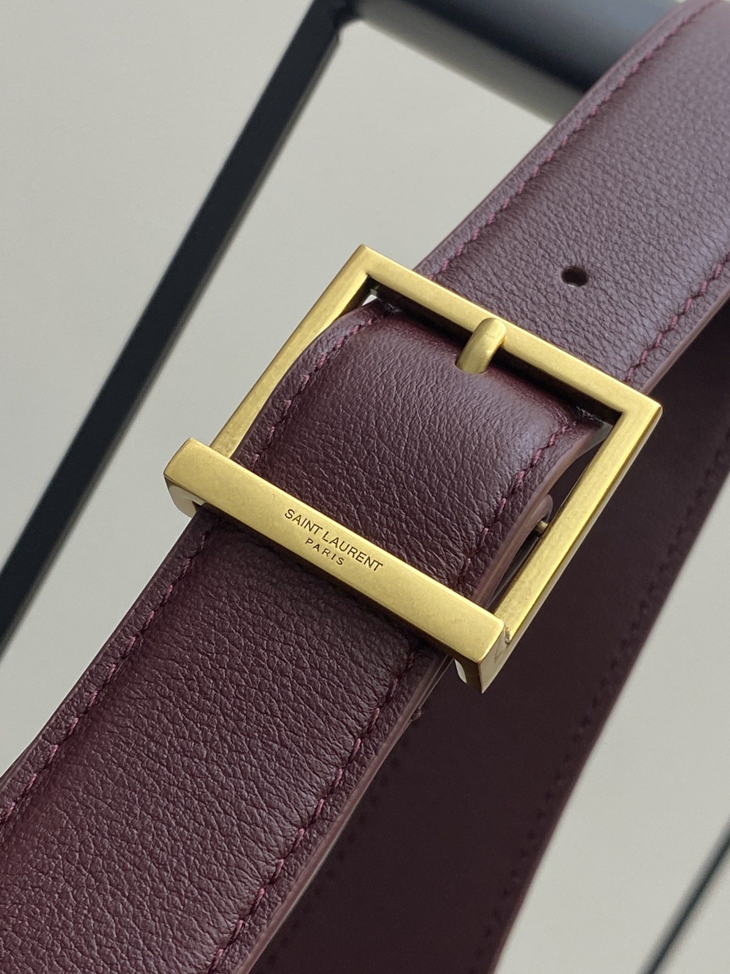 Loewe 枣红平纹/金 韩国 Hobo 今年火到爆炸的腋下包Y家虽迟但到 包包身轮廓简洁、立体