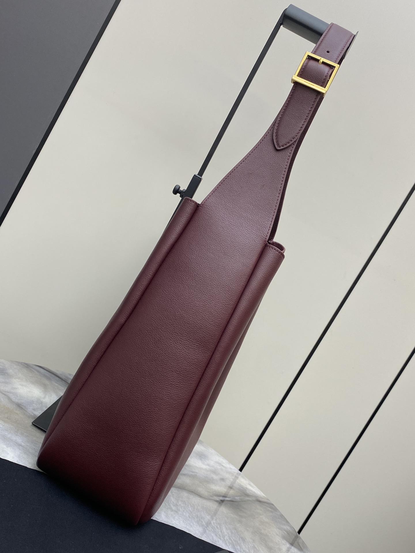 Loewe 枣红平纹/金 韩国 Hobo 今年火到爆炸的腋下包Y家虽迟但到 包包身轮廓简洁、立体