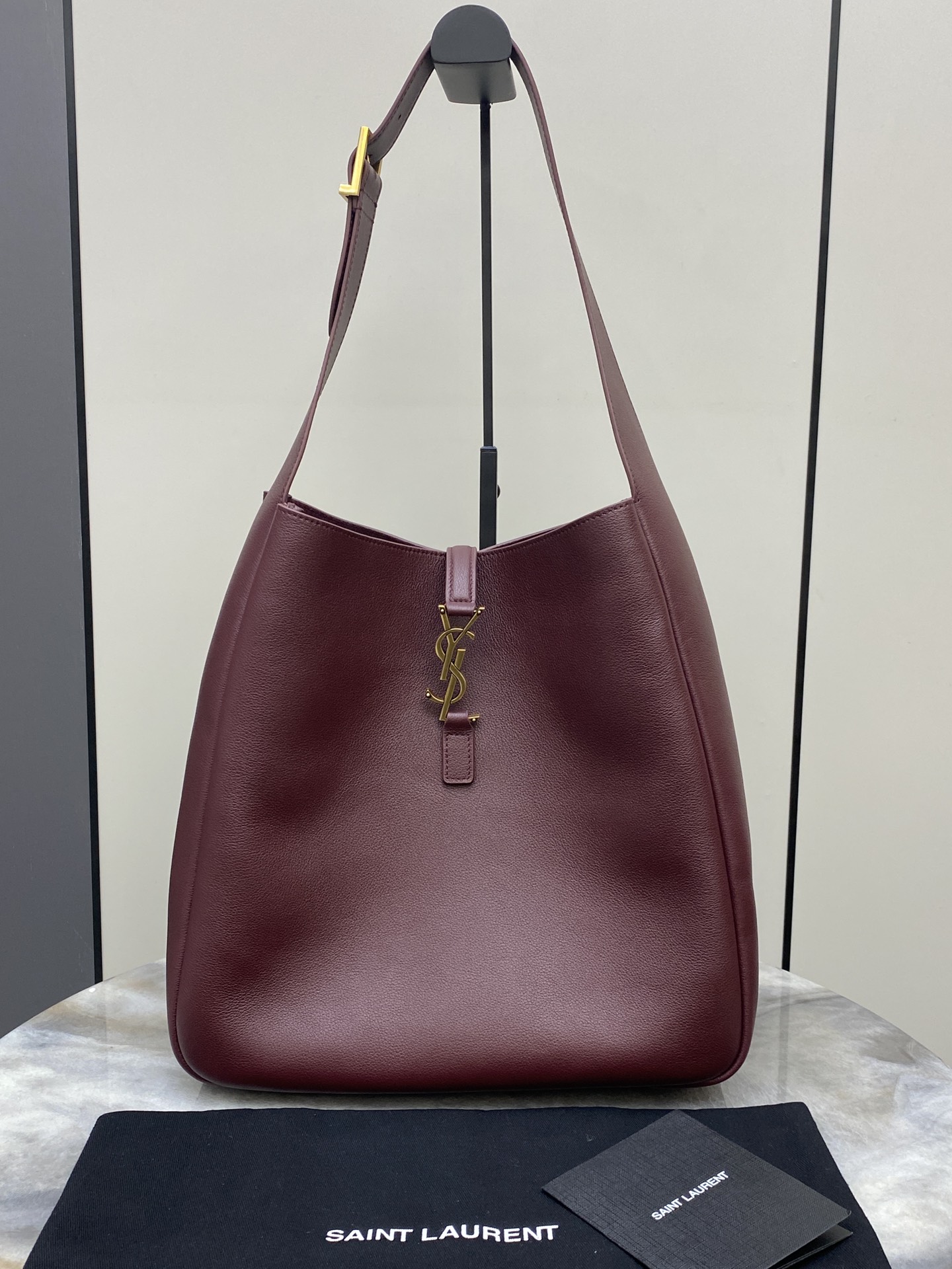 Loewe 枣红平纹/金 韩国 Hobo 今年火到爆炸的腋下包Y家虽迟但到 包包身轮廓简洁、立体