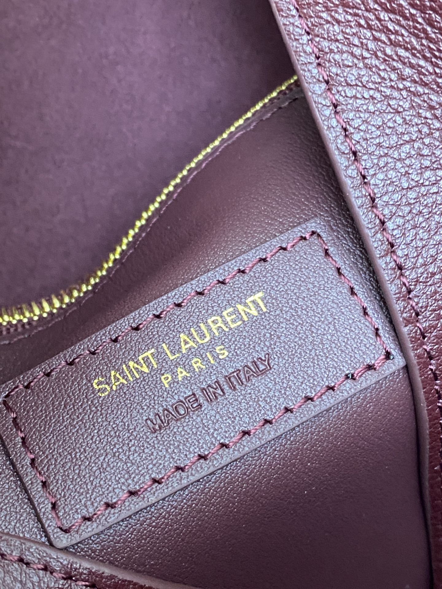 Loewe 枣红平纹/金 韩国 Hobo 今年火到爆炸的腋下包Y家虽迟但到 包包身轮廓简洁、立体