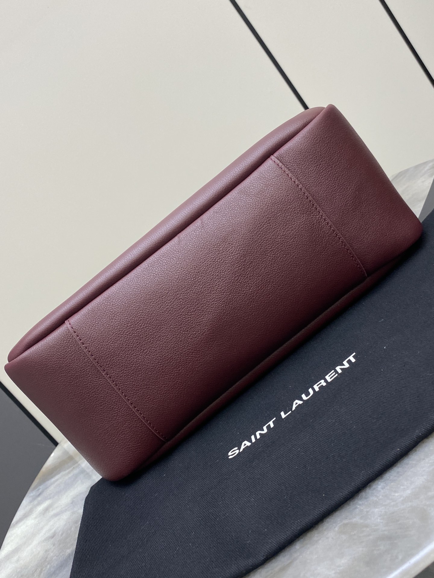 Loewe 枣红平纹/金 韩国 Hobo 今年火到爆炸的腋下包Y家虽迟但到 包包身轮廓简洁、立体