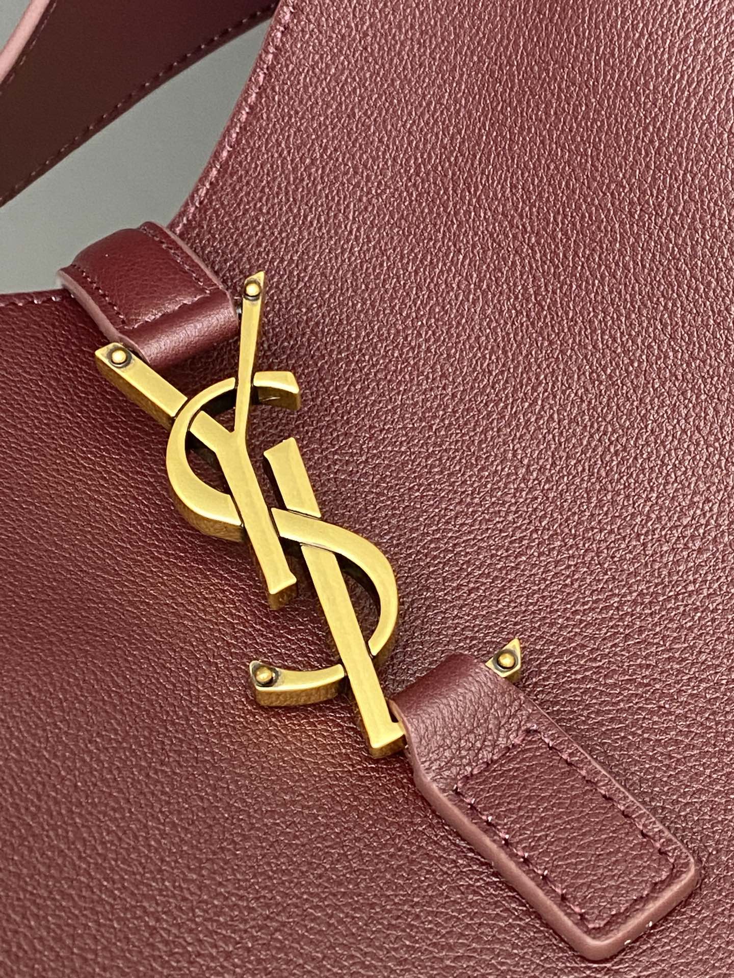 Loewe 枣红平纹/金 韩国 Hobo 今年火到爆炸的腋下包Y家虽迟但到 包包身轮廓简洁、立体