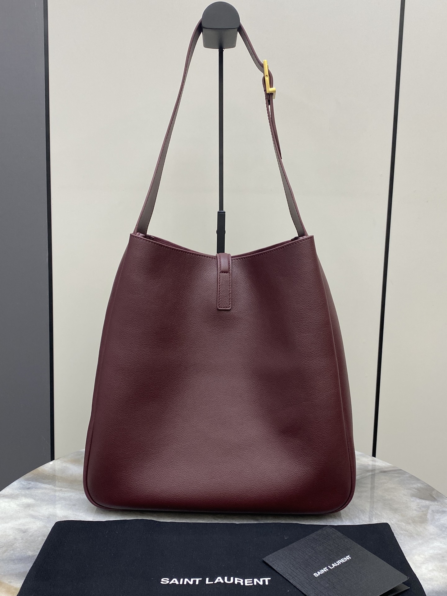 Loewe 枣红平纹/金 韩国 Hobo 今年火到爆炸的腋下包Y家虽迟但到 包包身轮廓简洁、立体