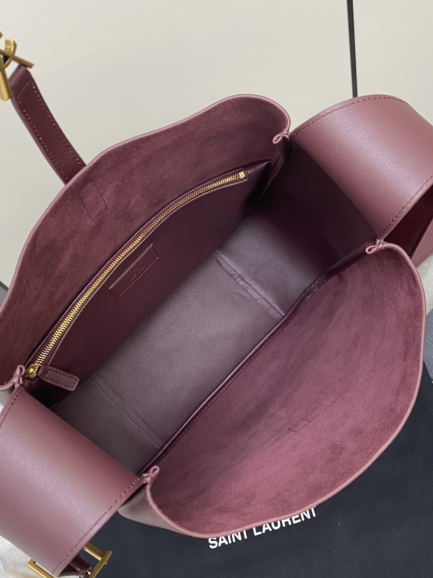 Loewe 枣红平纹/金 韩国 Hobo 今年火到爆炸的腋下包Y家虽迟但到 包包身轮廓简洁、立体