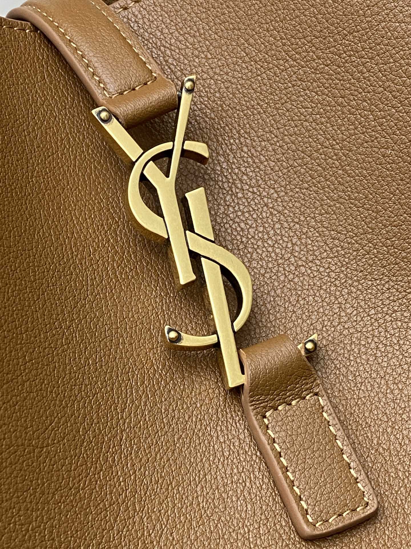 Saint Laurent 棕平纹/金 韩国 Hobo 今年火到爆炸的腋下包Y家虽迟但到 包包身轮廓简洁、立体