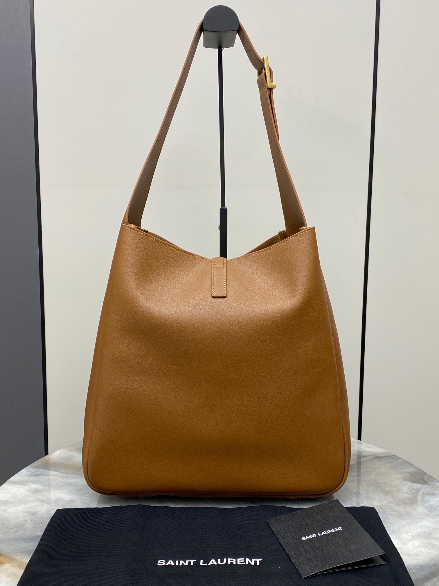 Saint Laurent 棕平纹/金 韩国 Hobo 今年火到爆炸的腋下包Y家虽迟但到 包包身轮廓简洁、立体