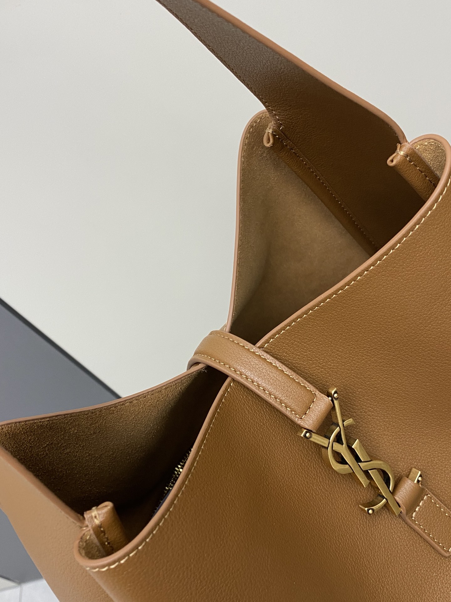 Saint Laurent 棕平纹/金 韩国 Hobo 今年火到爆炸的腋下包Y家虽迟但到 包包身轮廓简洁、立体
