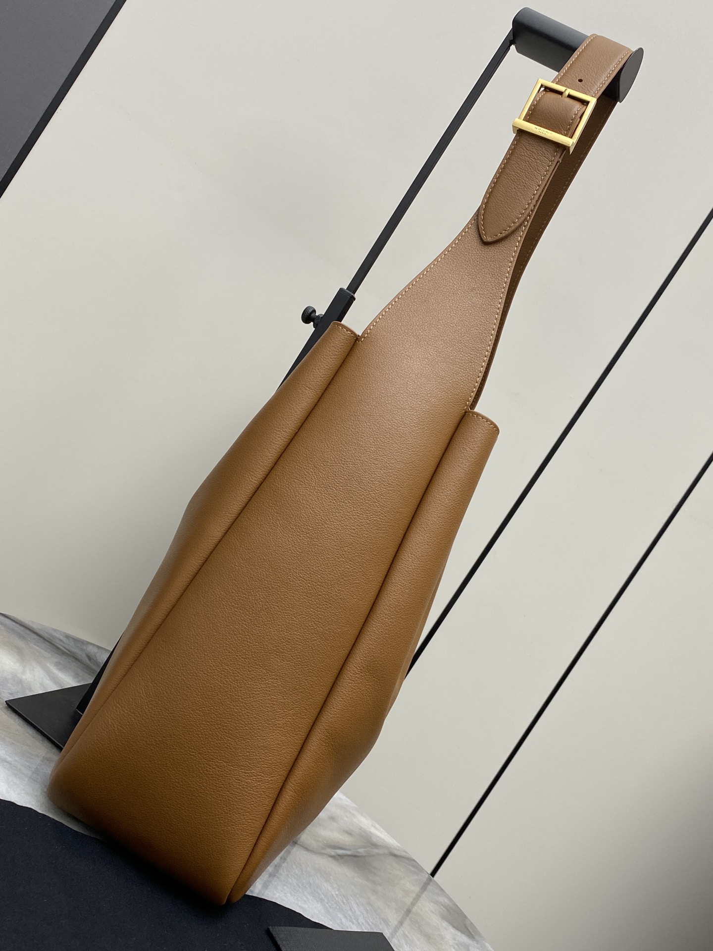 Saint Laurent 棕平纹/金 韩国 Hobo 今年火到爆炸的腋下包Y家虽迟但到 包包身轮廓简洁、立体