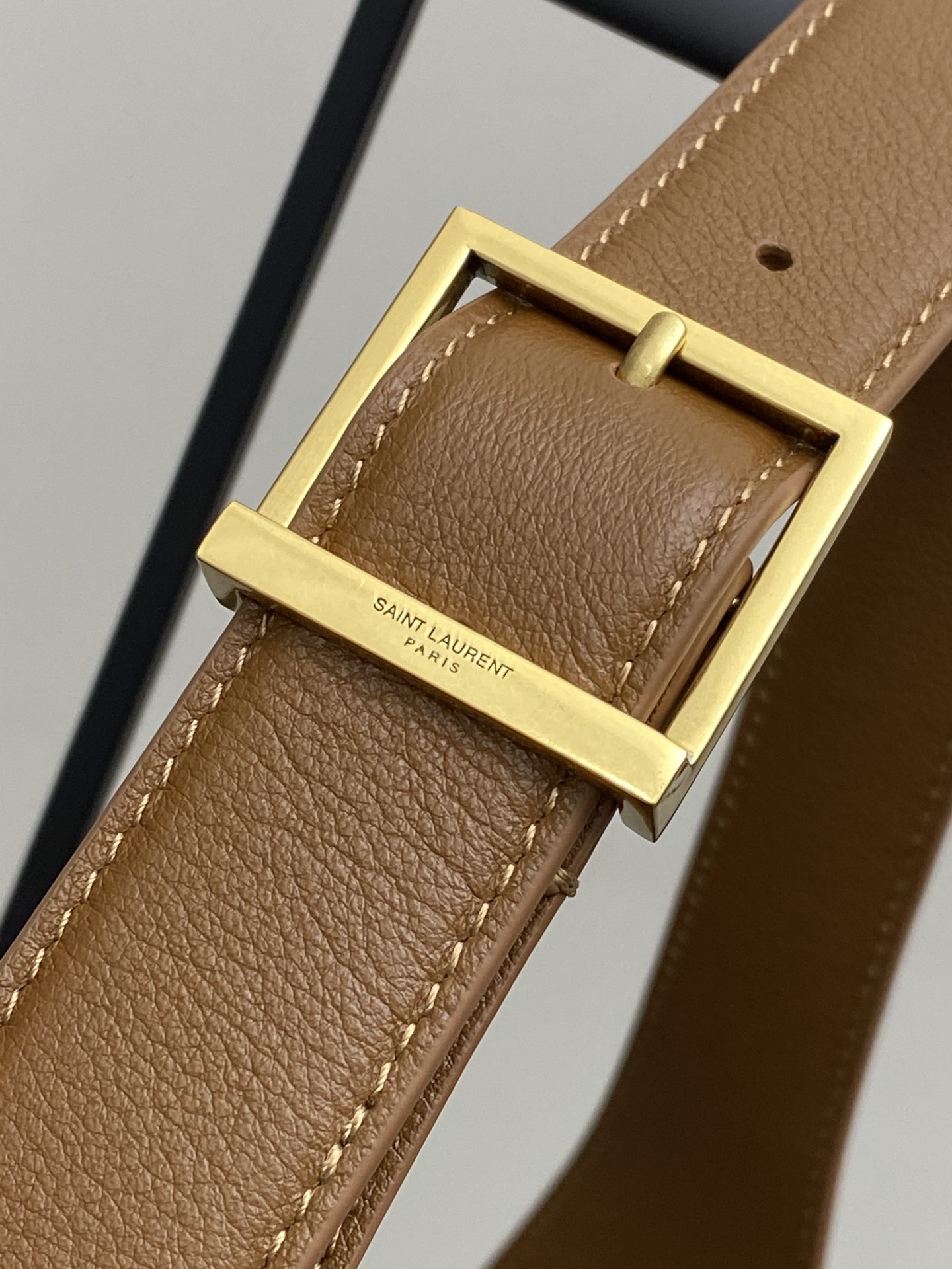 Saint Laurent 棕平纹/金 韩国 Hobo 今年火到爆炸的腋下包Y家虽迟但到 包包身轮廓简洁、立体