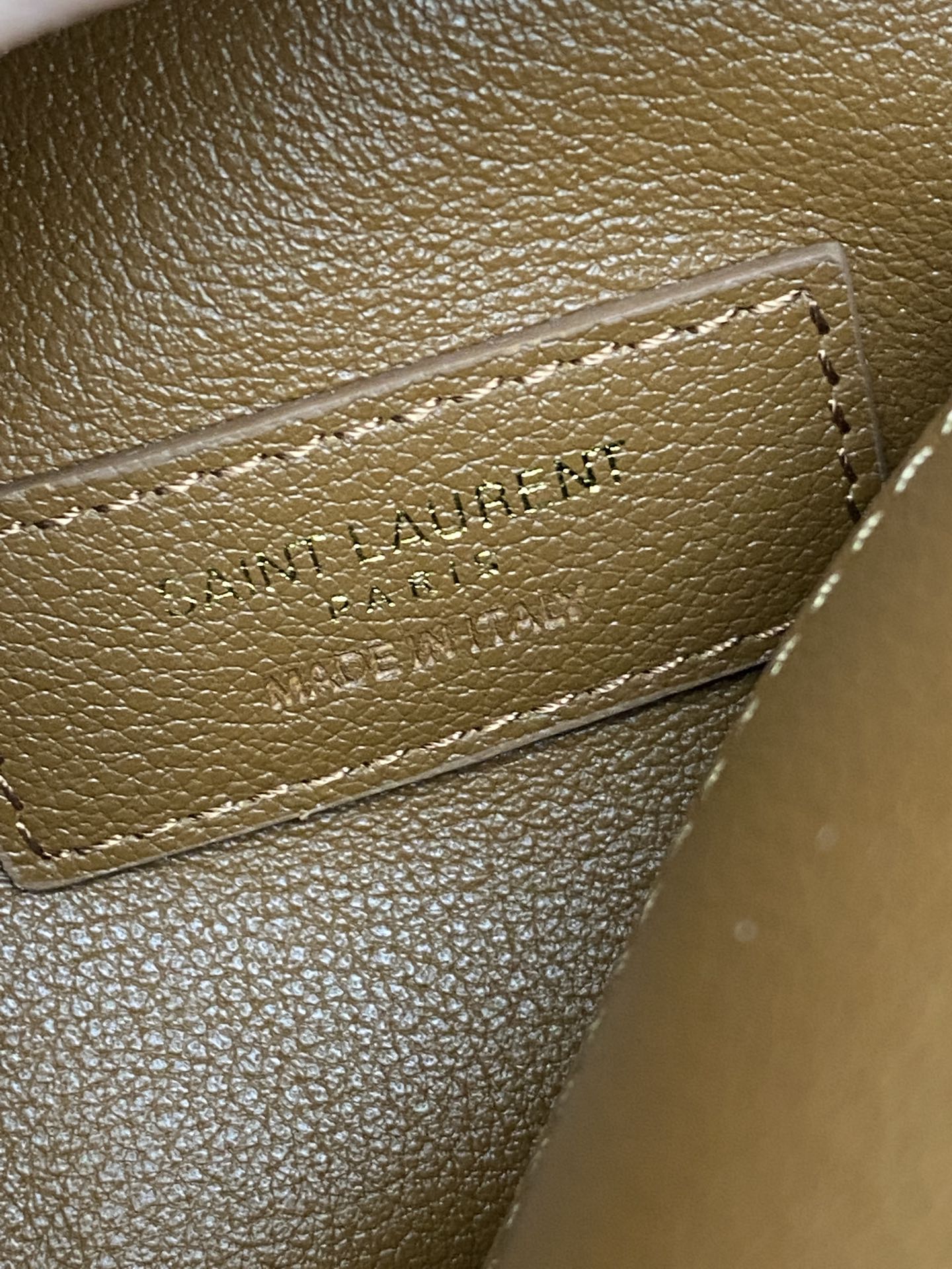 Saint Laurent 棕平纹/金 韩国 Hobo 今年火到爆炸的腋下包Y家虽迟但到 包包身轮廓简洁、立体