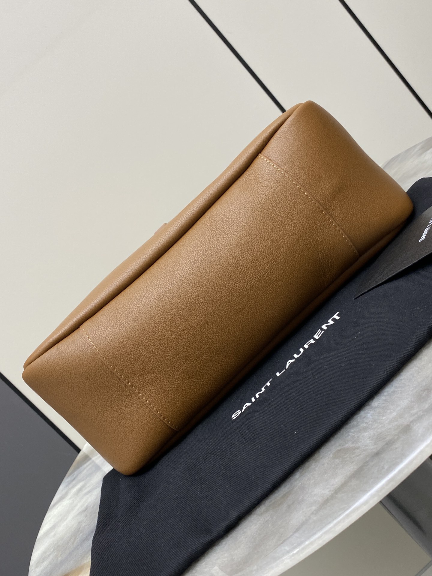 Saint Laurent 棕平纹/金 韩国 Hobo 今年火到爆炸的腋下包Y家虽迟但到 包包身轮廓简洁、立体