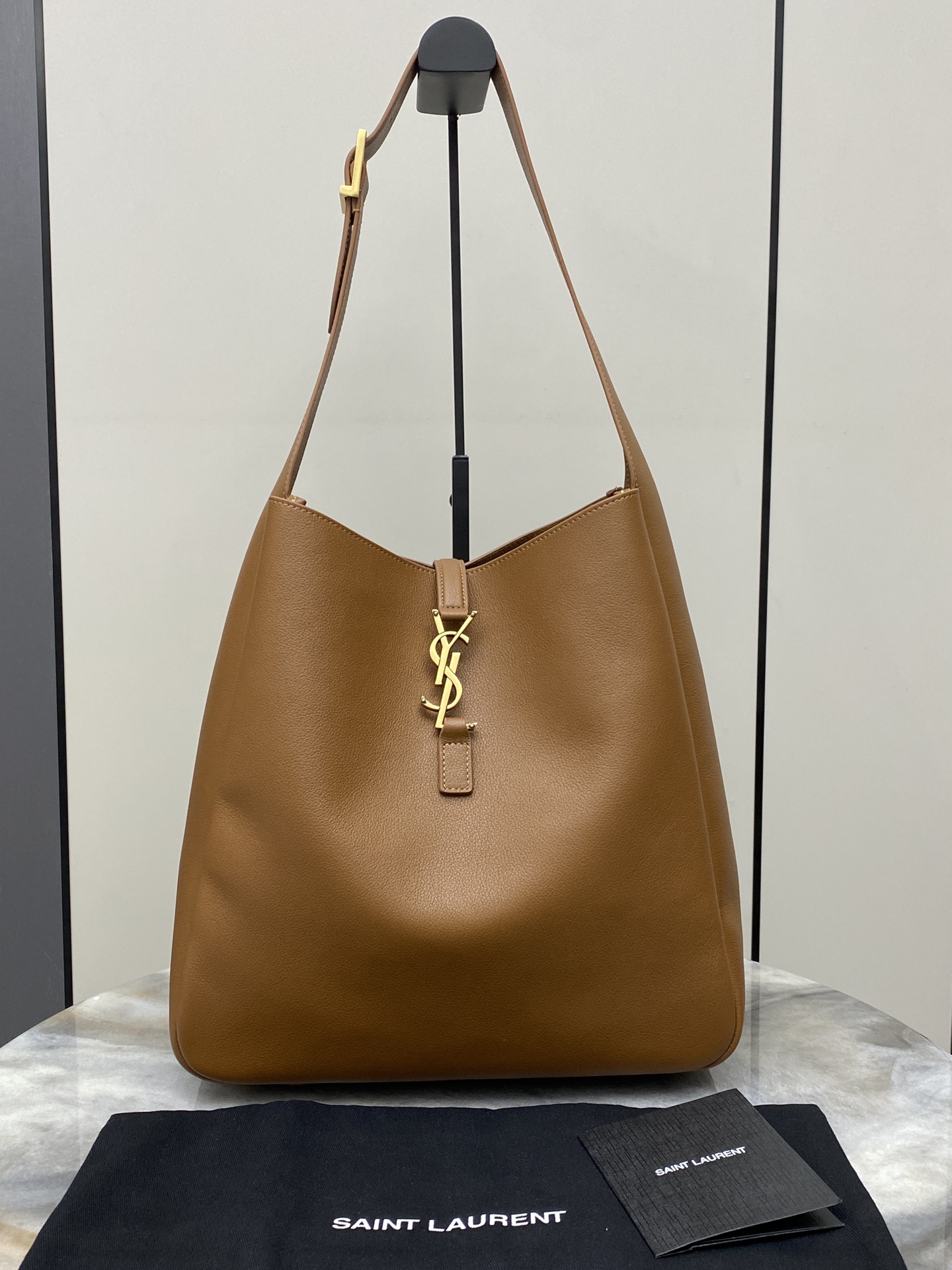 Saint Laurent 棕平纹/金 韩国 Hobo 今年火到爆炸的腋下包Y家虽迟但到 包包身轮廓简洁、立体