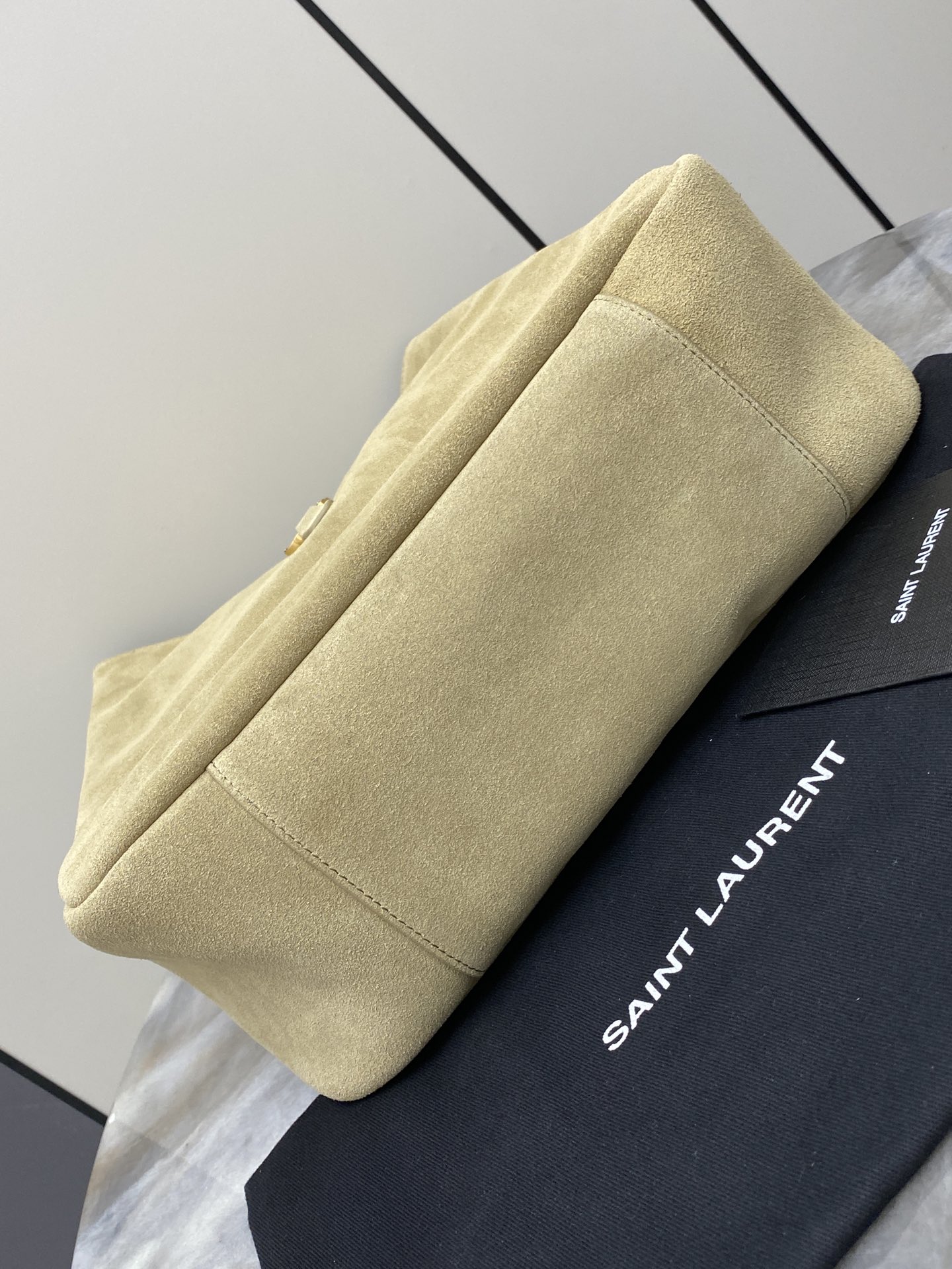 Loewe 磨砂金 韩国 Hobo 今年火到爆炸的腋下包Y家虽迟但到 包包身轮廓简洁、立体