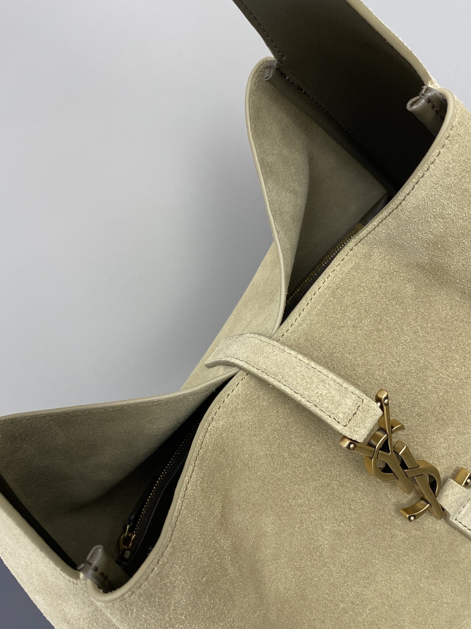 Loewe 磨砂金 韩国 Hobo 今年火到爆炸的腋下包Y家虽迟但到 包包身轮廓简洁、立体