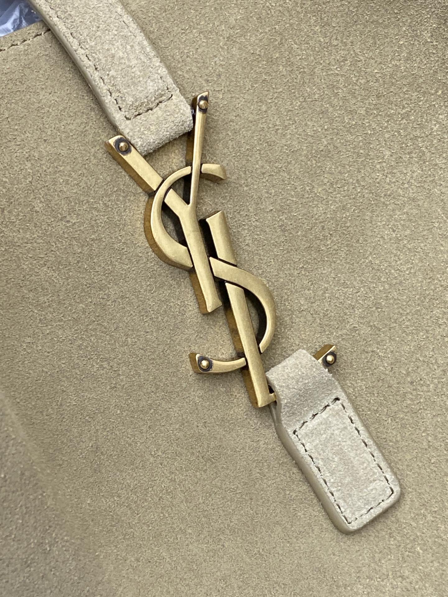 Loewe 磨砂金 韩国 Hobo 今年火到爆炸的腋下包Y家虽迟但到 包包身轮廓简洁、立体