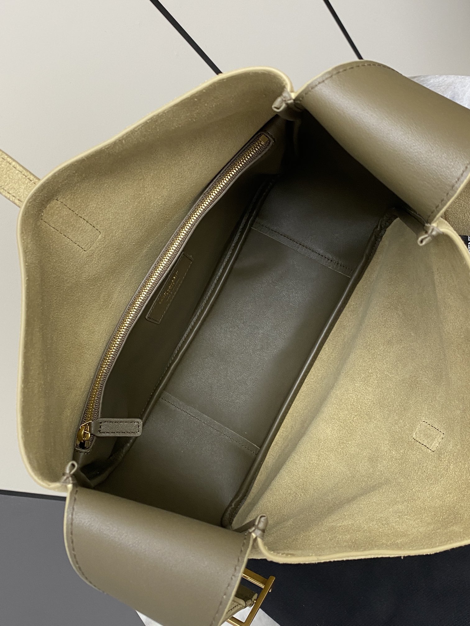 Loewe 磨砂金 韩国 Hobo 今年火到爆炸的腋下包Y家虽迟但到 包包身轮廓简洁、立体