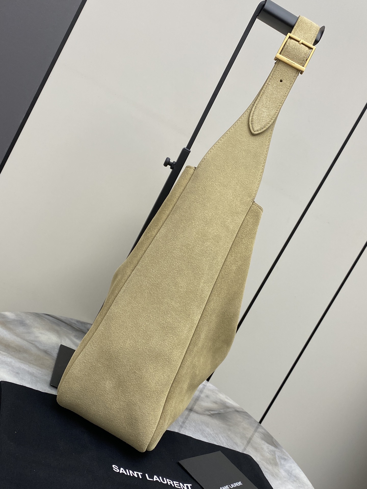 Loewe 磨砂金 韩国 Hobo 今年火到爆炸的腋下包Y家虽迟但到 包包身轮廓简洁、立体