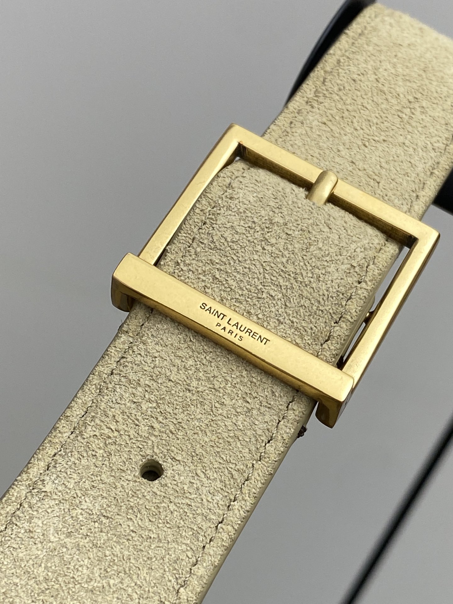 Loewe 磨砂金 韩国 Hobo 今年火到爆炸的腋下包Y家虽迟但到 包包身轮廓简洁、立体