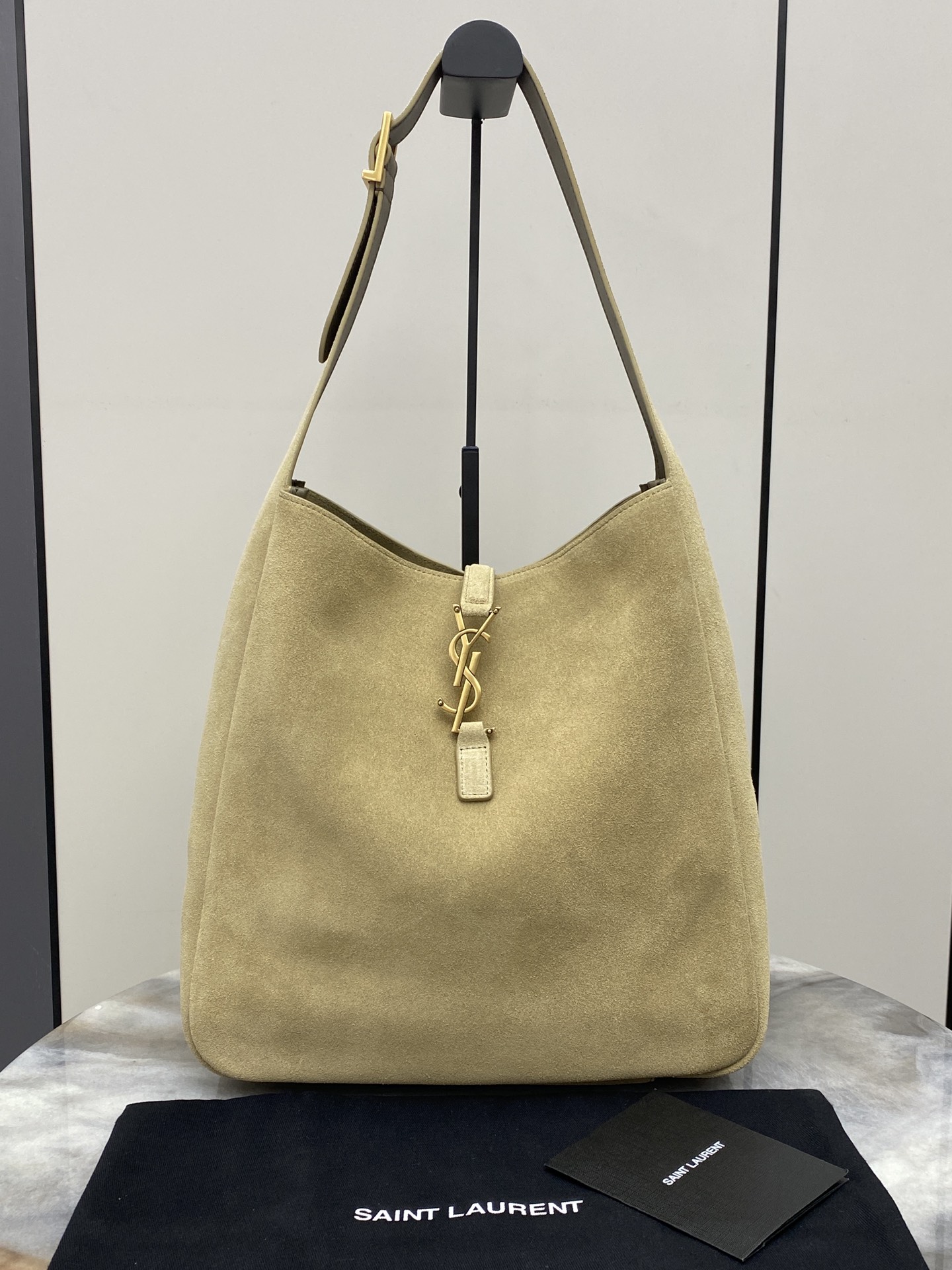 Loewe 磨砂金 韩国 Hobo 今年火到爆炸的腋下包Y家虽迟但到 包包身轮廓简洁、立体