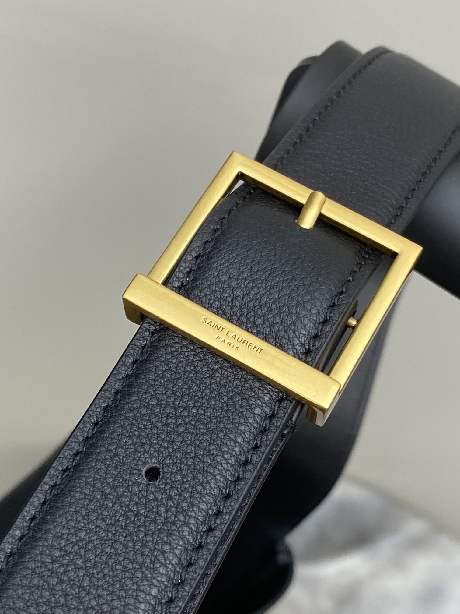 Givenchy 黑平纹/金 韩国 Hobo 今年火到爆炸的腋下包Y家虽迟但到 包包身轮廓简洁、立体
