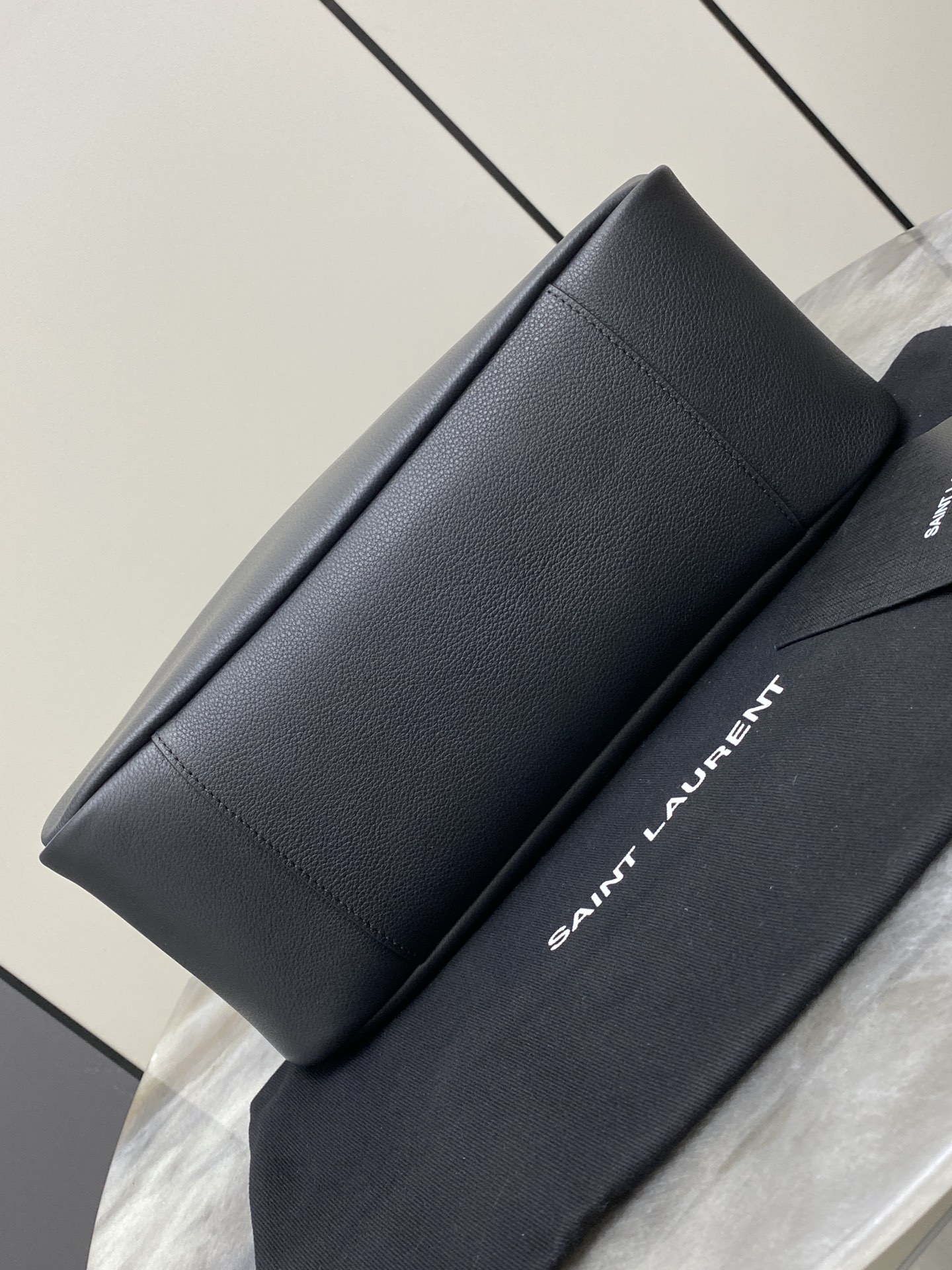 Givenchy 黑平纹/金 韩国 Hobo 今年火到爆炸的腋下包Y家虽迟但到 包包身轮廓简洁、立体