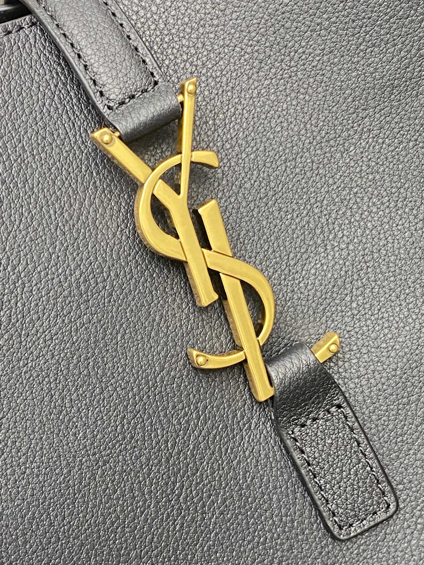 Givenchy 黑平纹/金 韩国 Hobo 今年火到爆炸的腋下包Y家虽迟但到 包包身轮廓简洁、立体