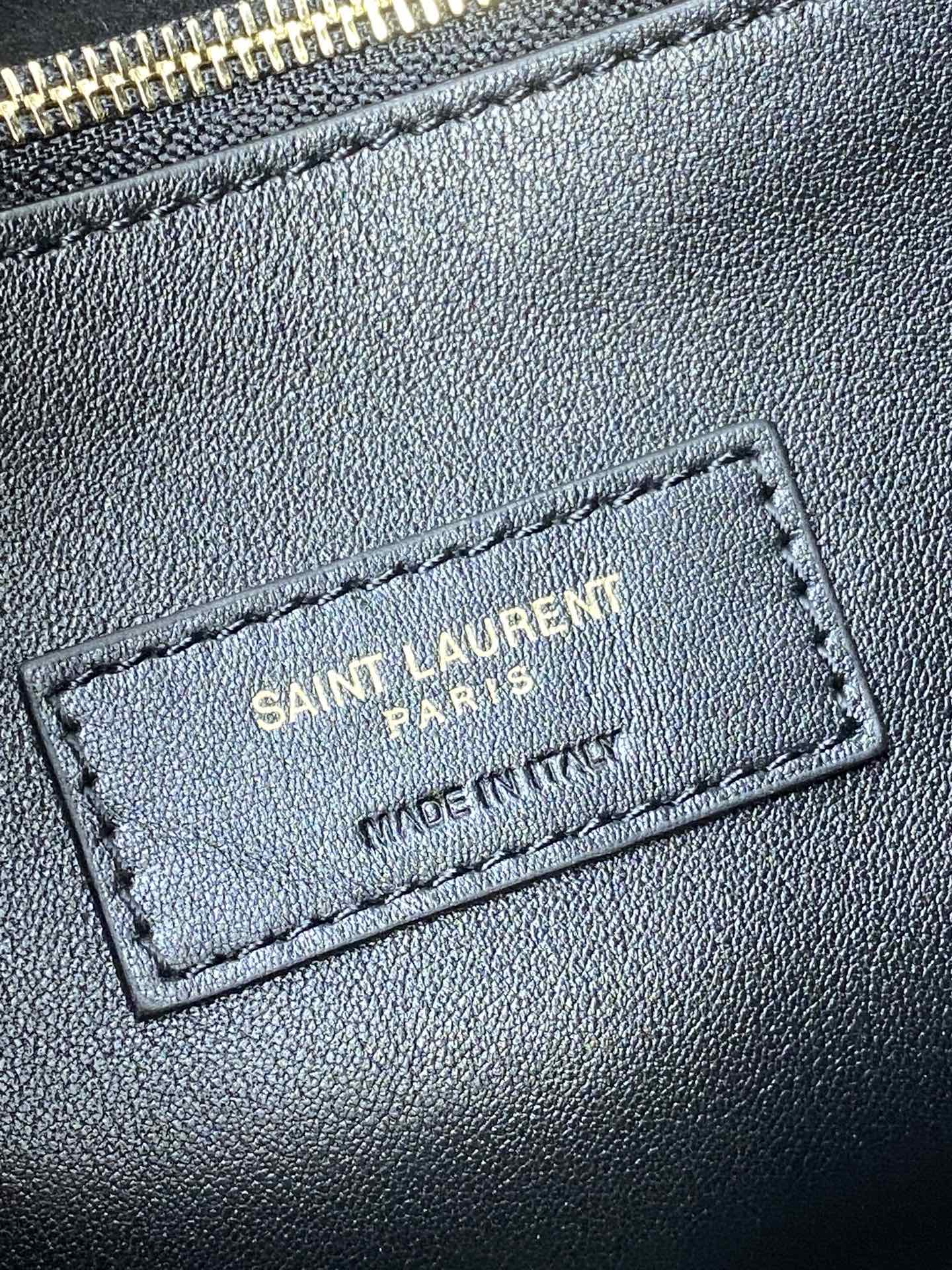 Givenchy 黑平纹/金 韩国 Hobo 今年火到爆炸的腋下包Y家虽迟但到 包包身轮廓简洁、立体