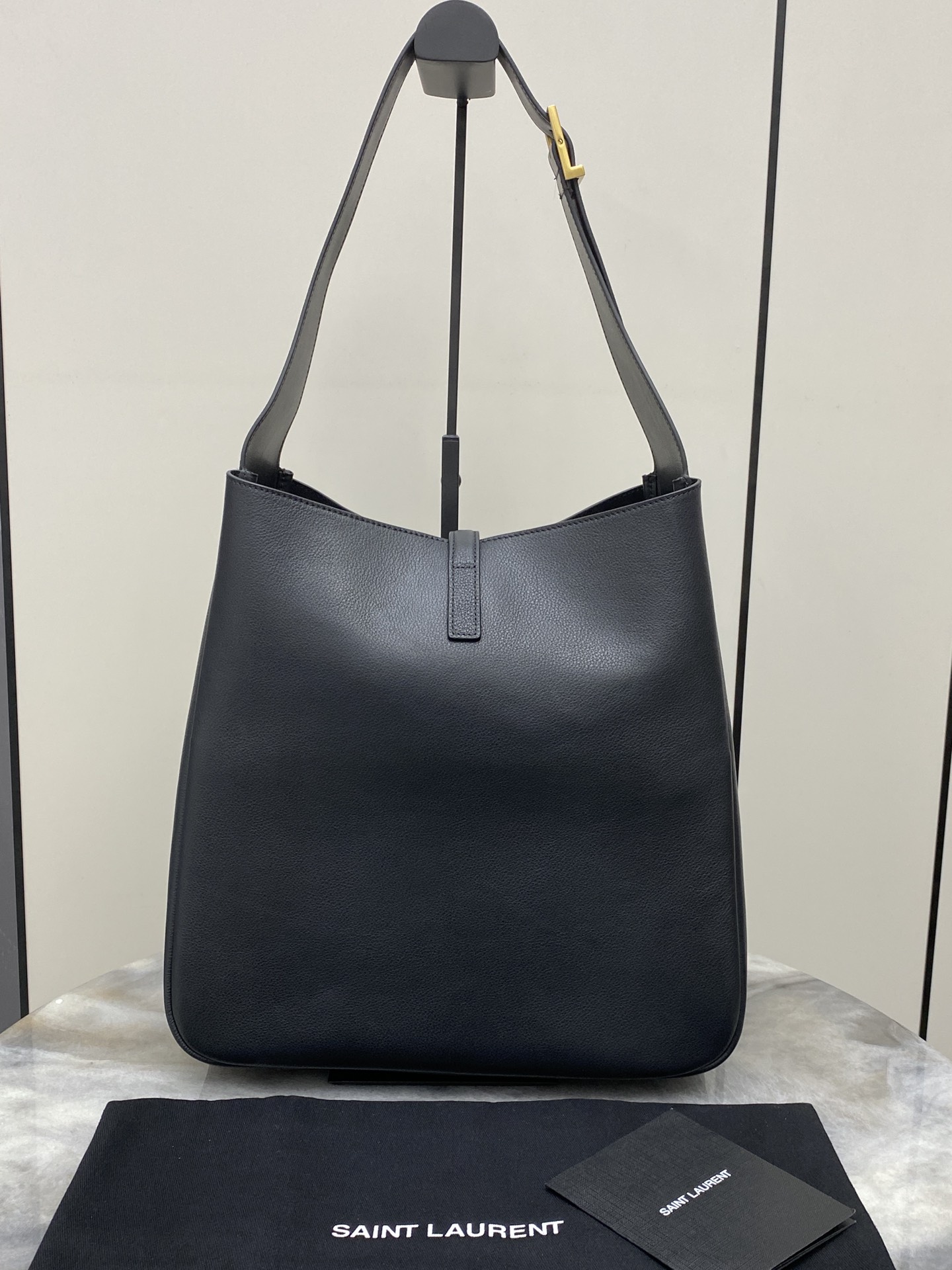 Givenchy 黑平纹/金 韩国 Hobo 今年火到爆炸的腋下包Y家虽迟但到 包包身轮廓简洁、立体