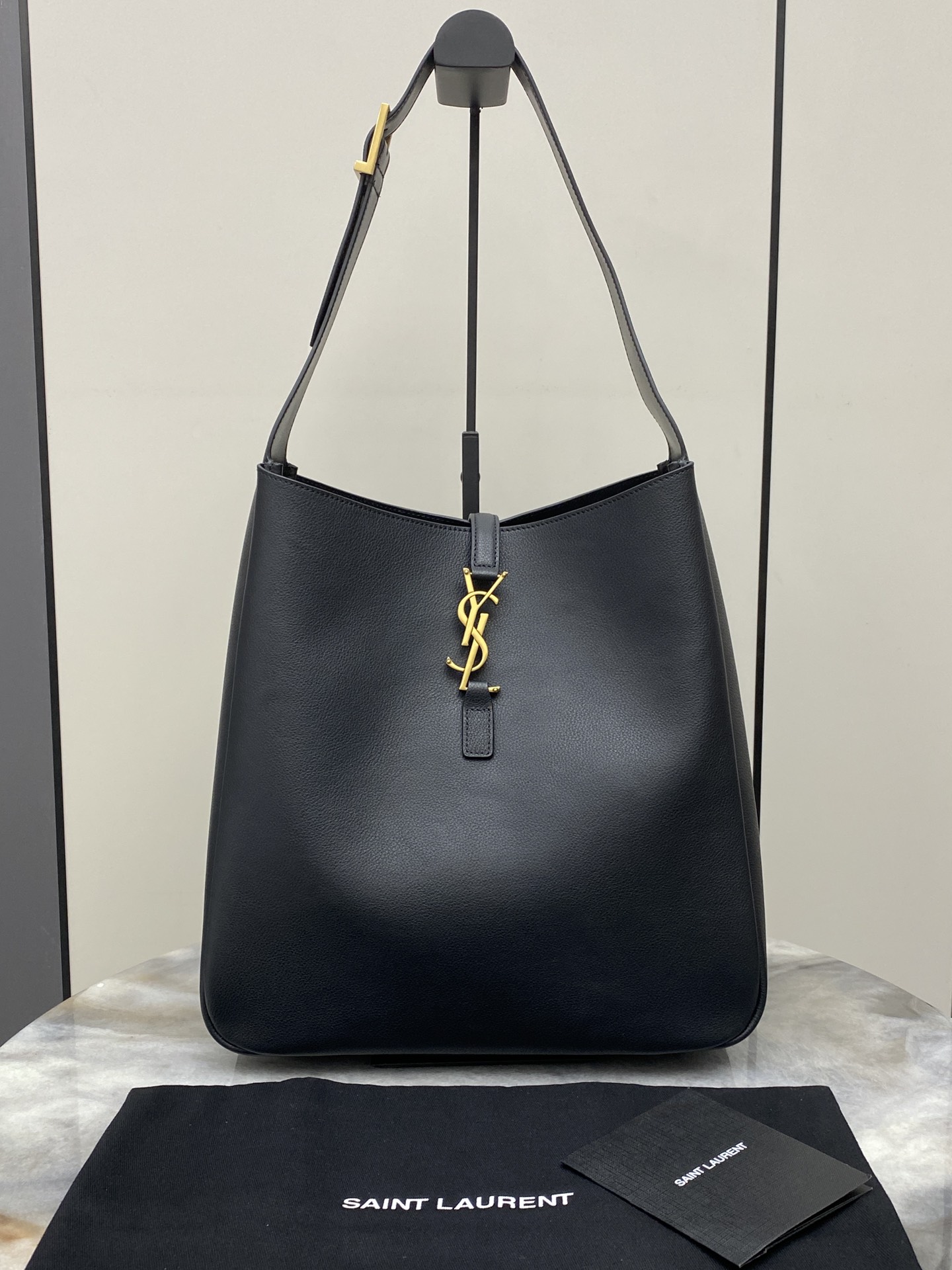 Givenchy 黑平纹/金 韩国 Hobo 今年火到爆炸的腋下包Y家虽迟但到 包包身轮廓简洁、立体